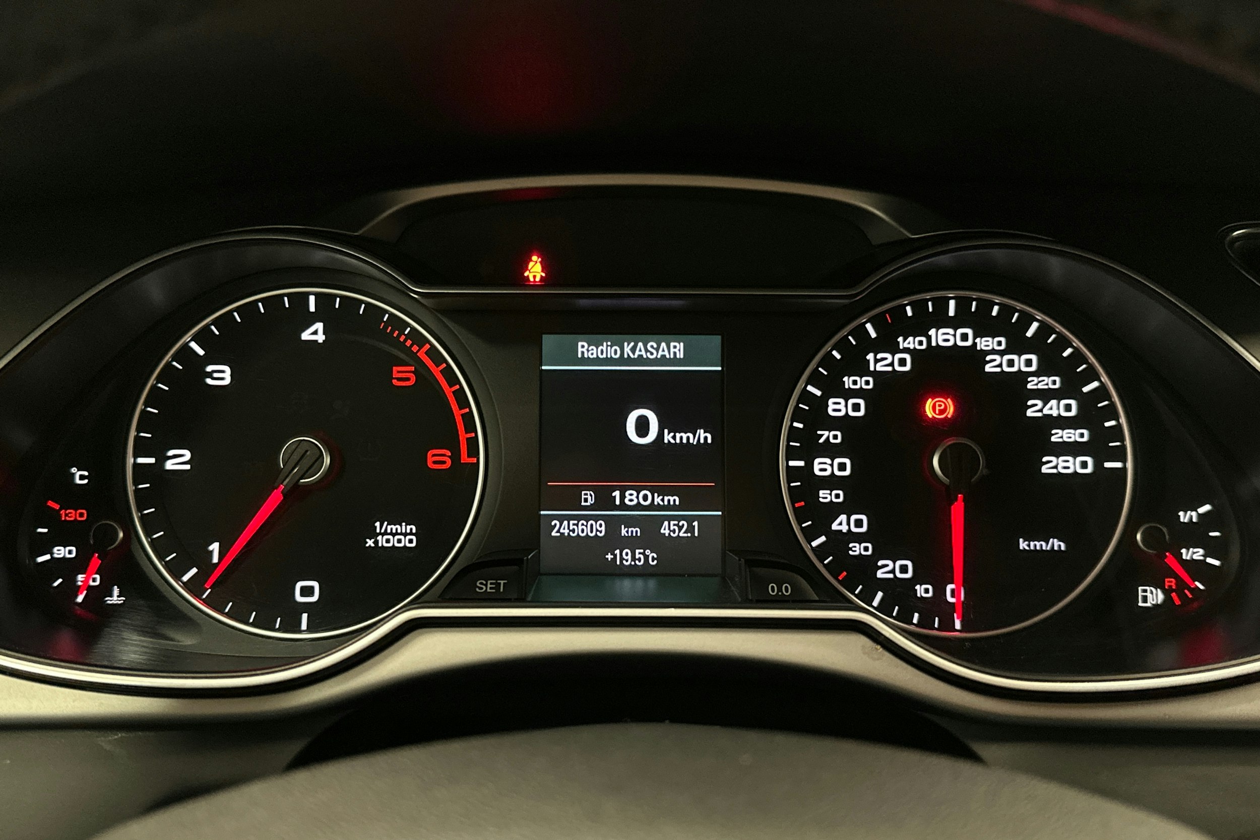 punainen Audi A4 2012 kuva 20.