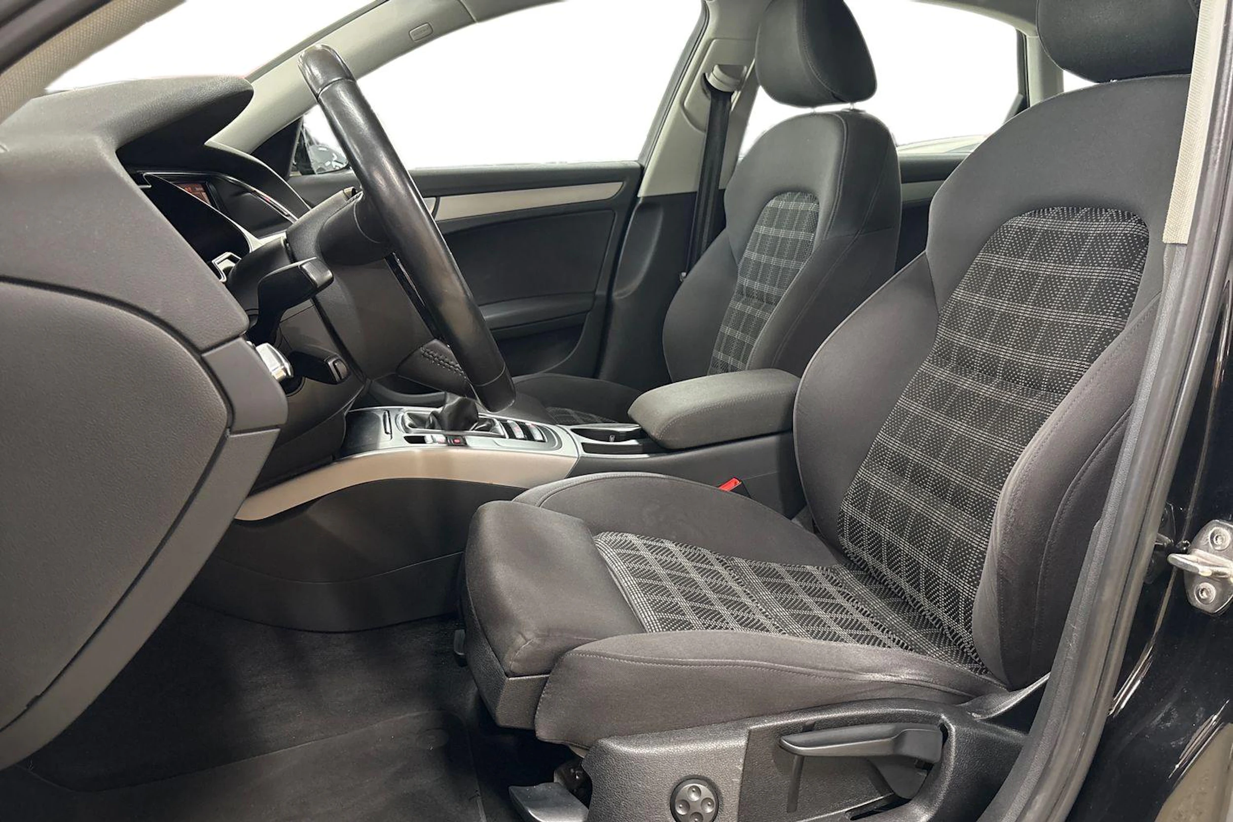 Musta Audi A4 2012 kuva 9.