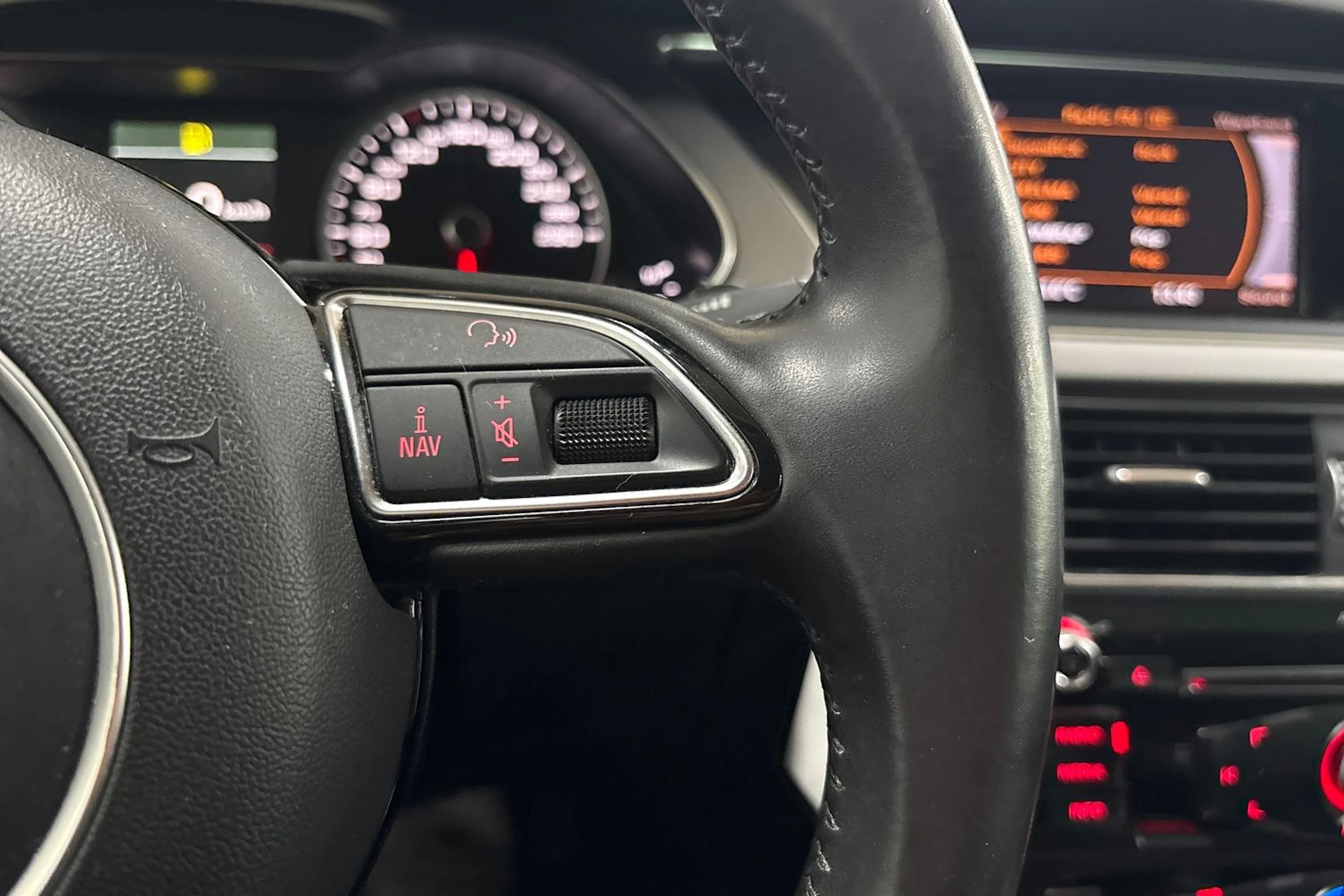 Musta Audi A4 2012 kuva 18.
