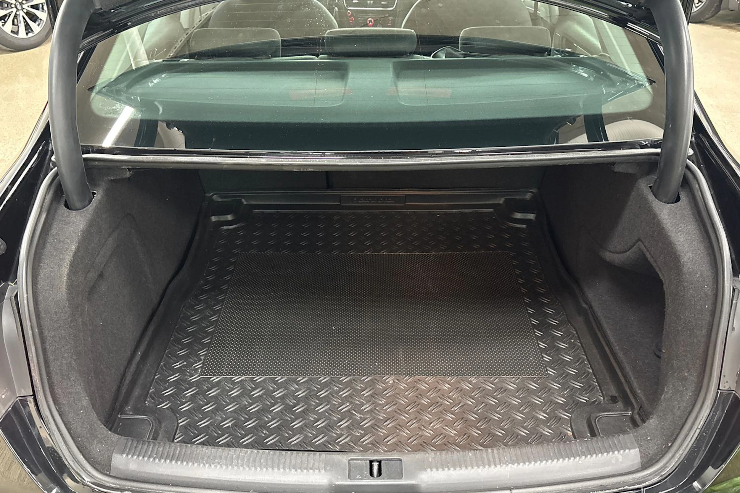 Musta Audi A4 2012 kuva 27.
