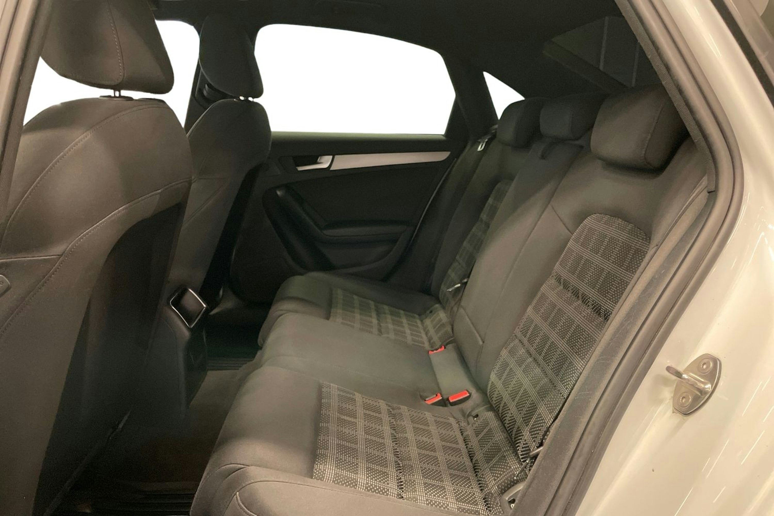 Valkoinen Audi A4 2012 kuva 10.