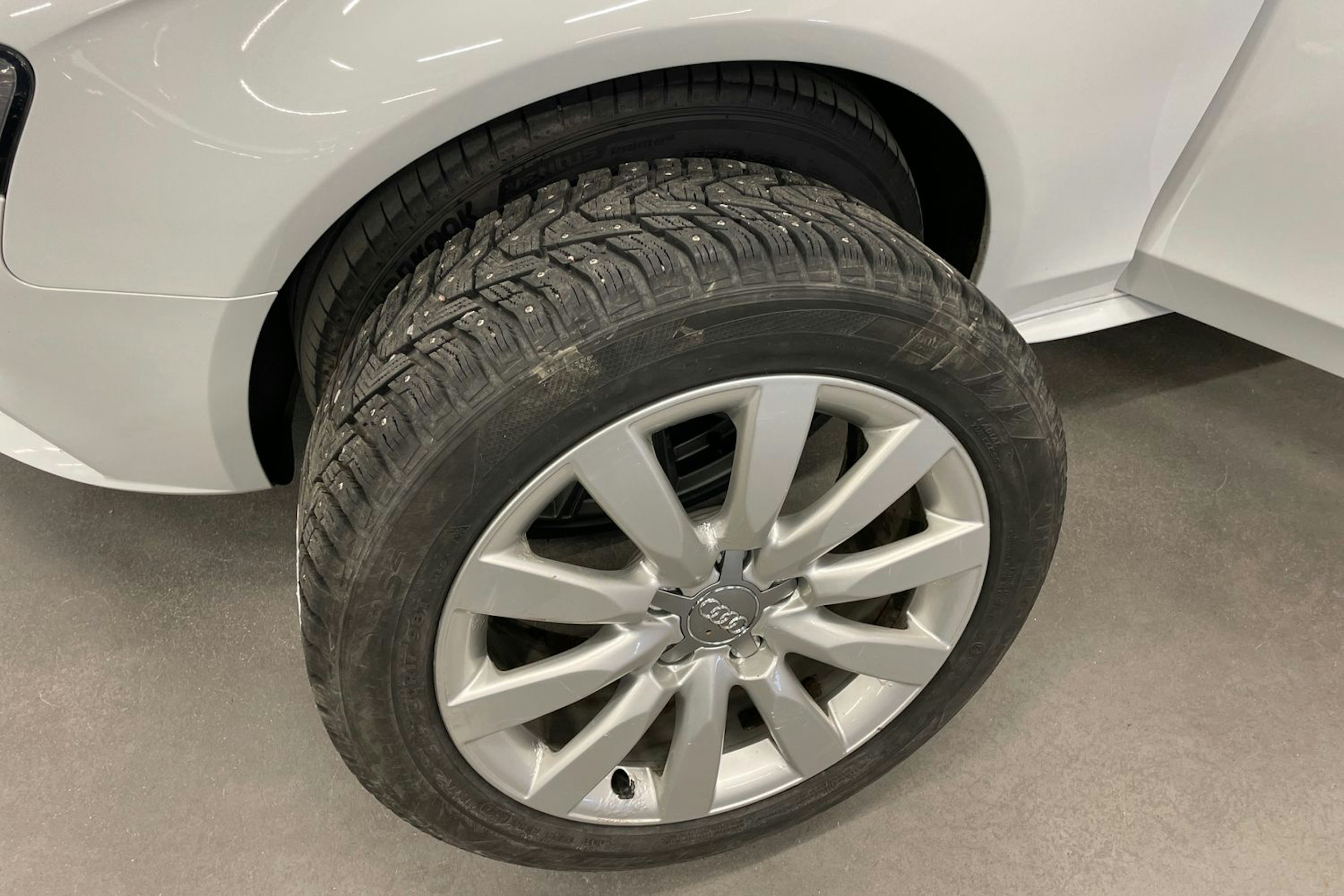 Valkoinen Audi A4 2012 kuva 13.