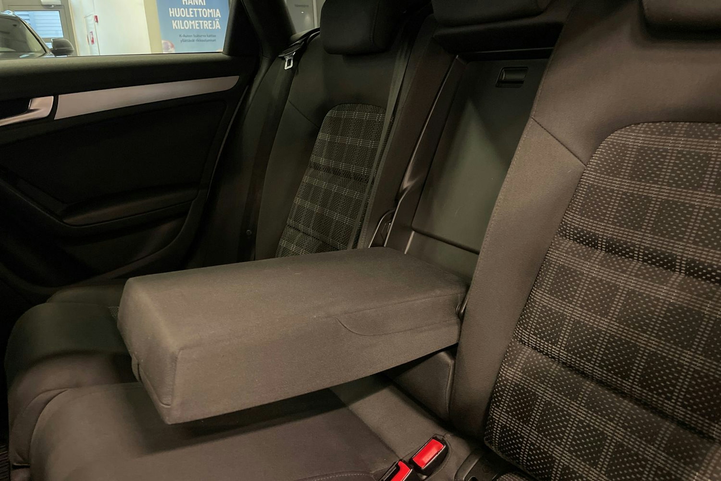 Valkoinen Audi A4 2012 kuva 14.