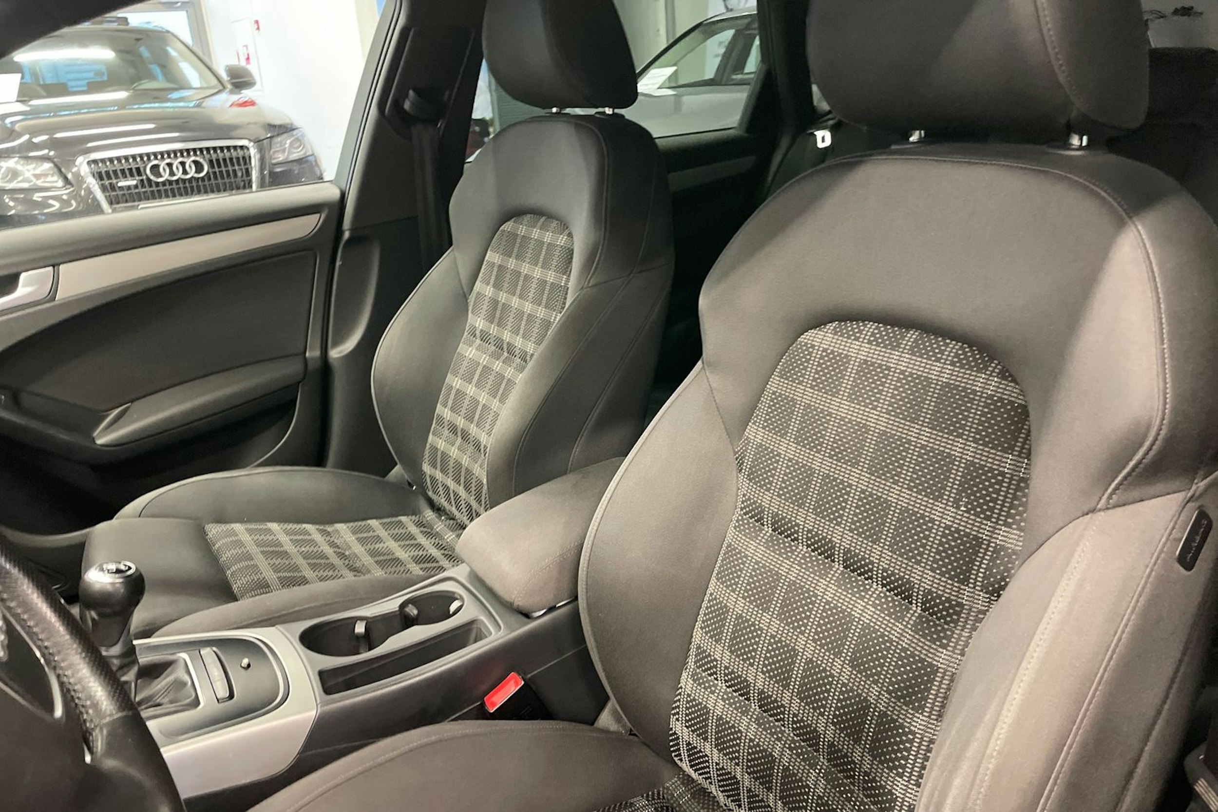 Valkoinen Audi A4 2012 kuva 17.