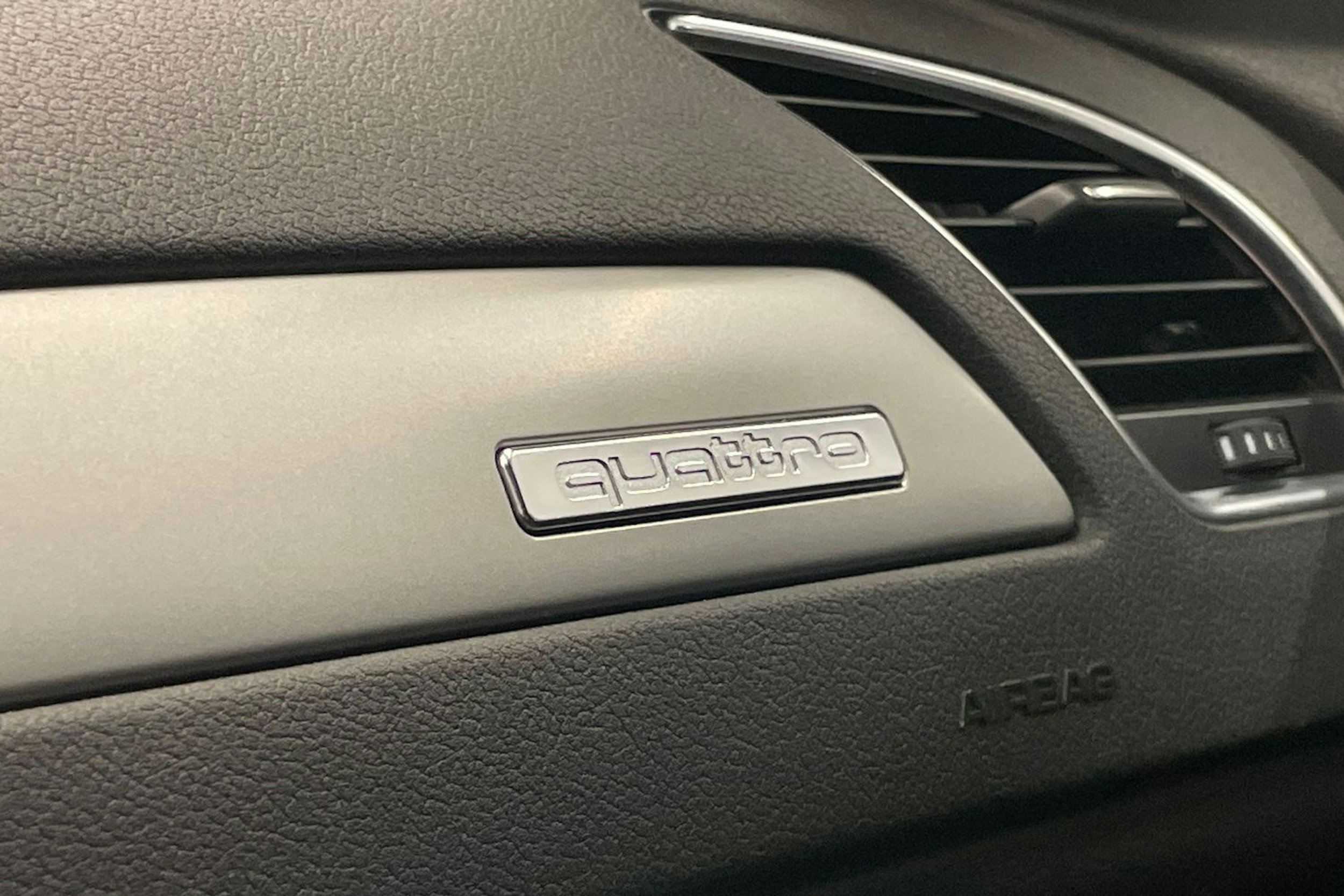 Valkoinen Audi A4 2012 kuva 23.