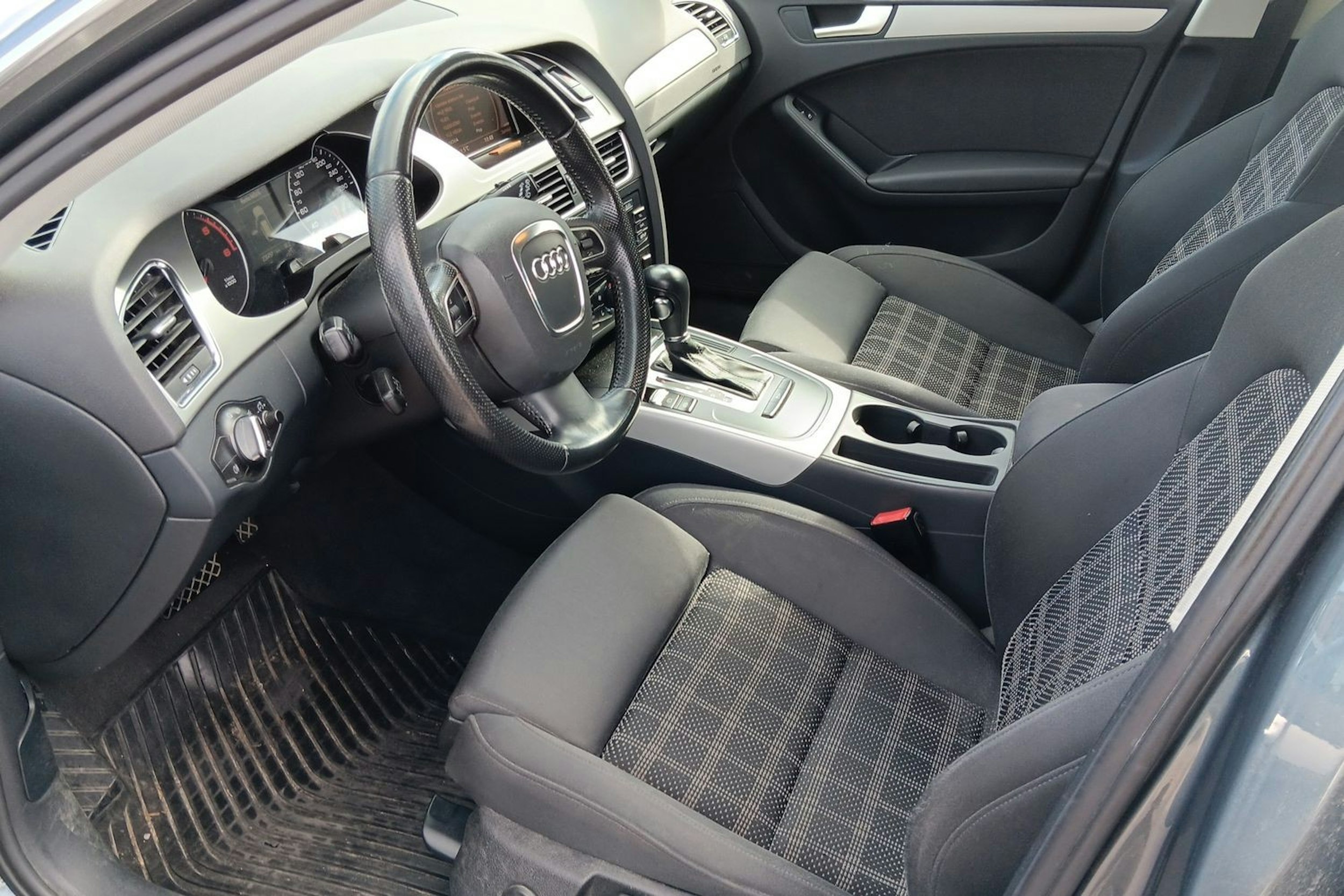 Harmaa Audi A4 2012 kuva 3.