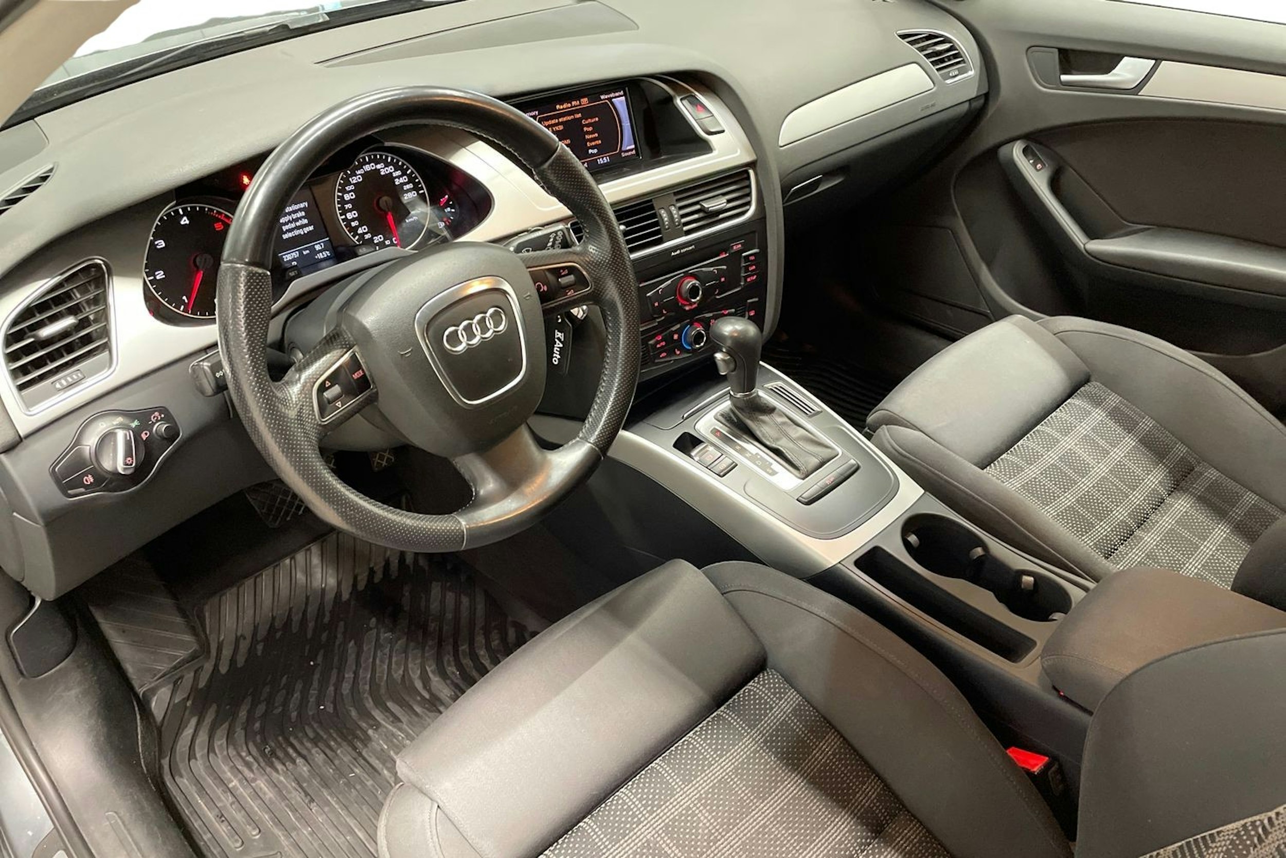 Harmaa Audi A4 2012 kuva 7.