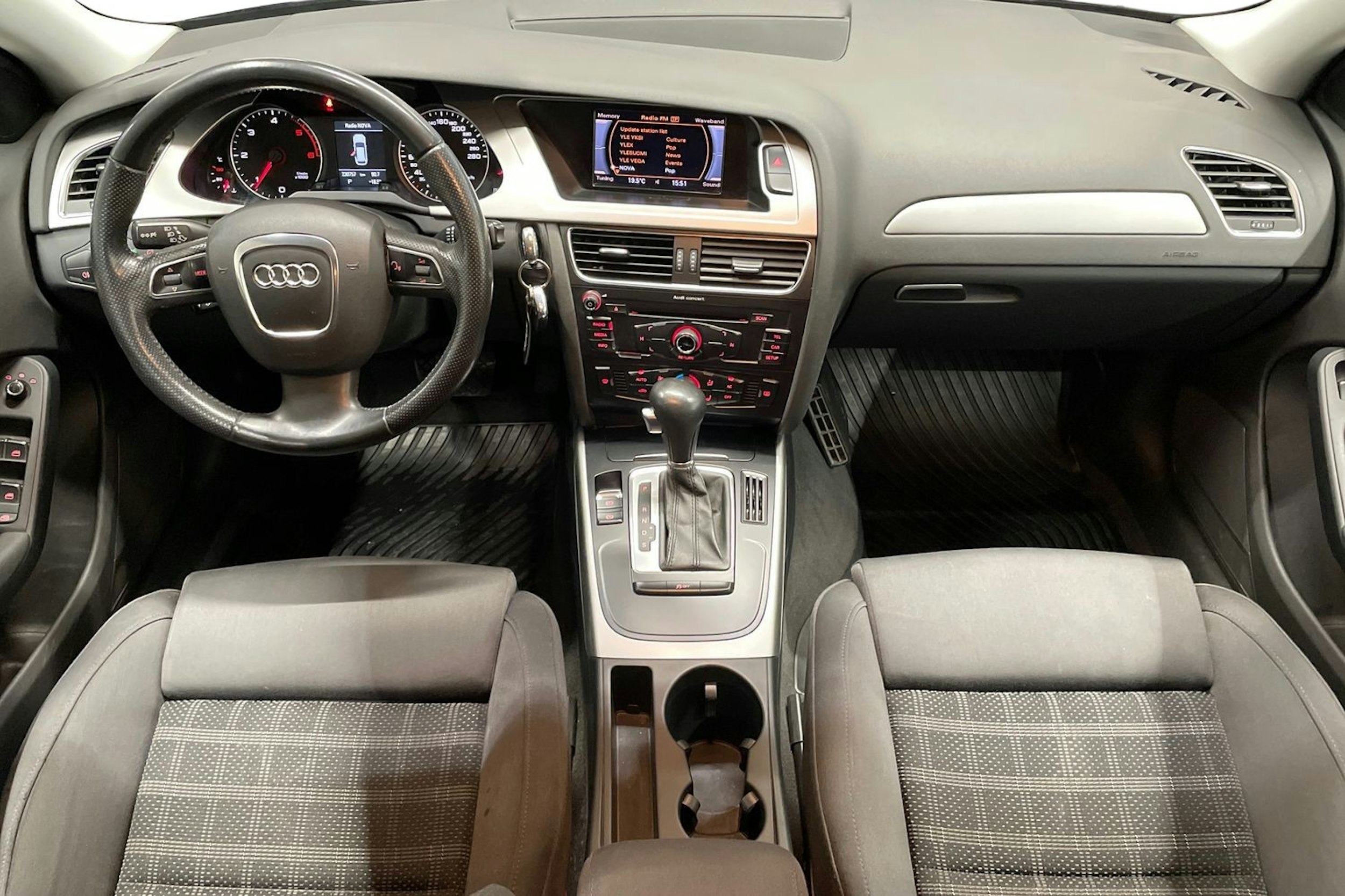 Harmaa Audi A4 2012 kuva 9.