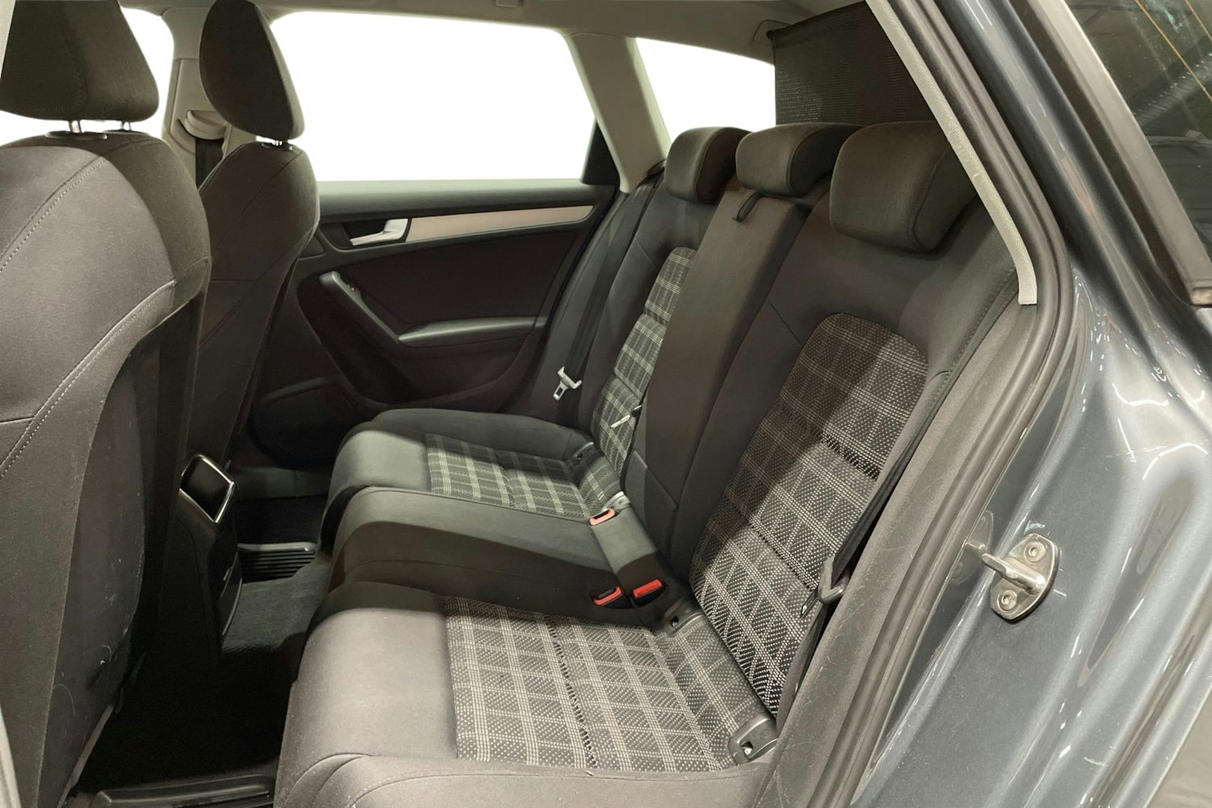 Harmaa Audi A4 2012 kuva 10.