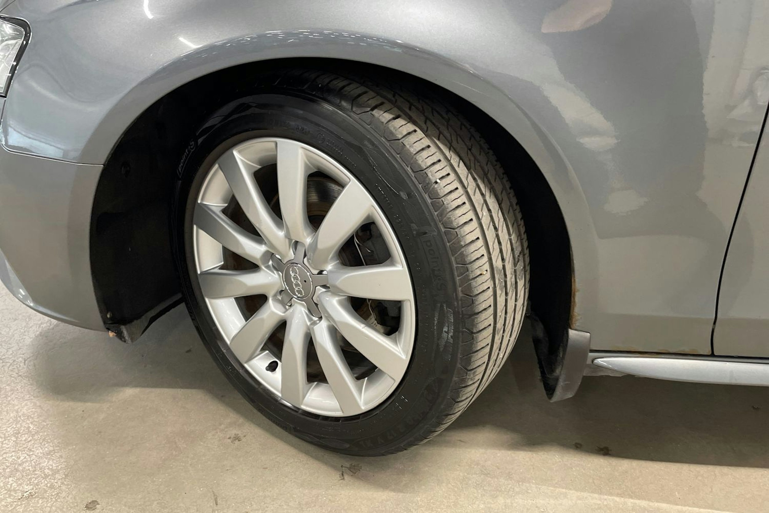 Harmaa Audi A4 2012 kuva 13.