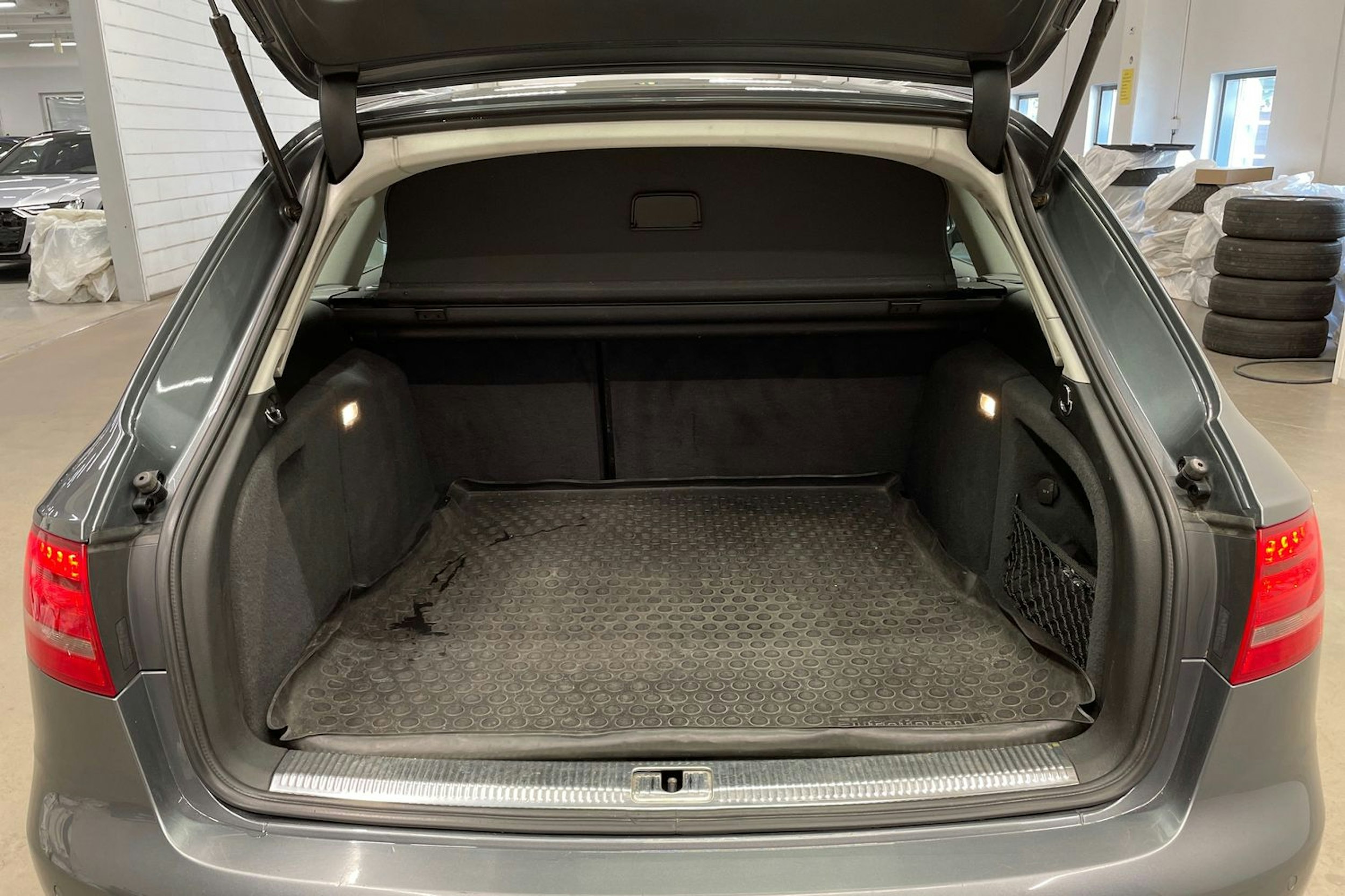 Harmaa Audi A4 2012 kuva 15.