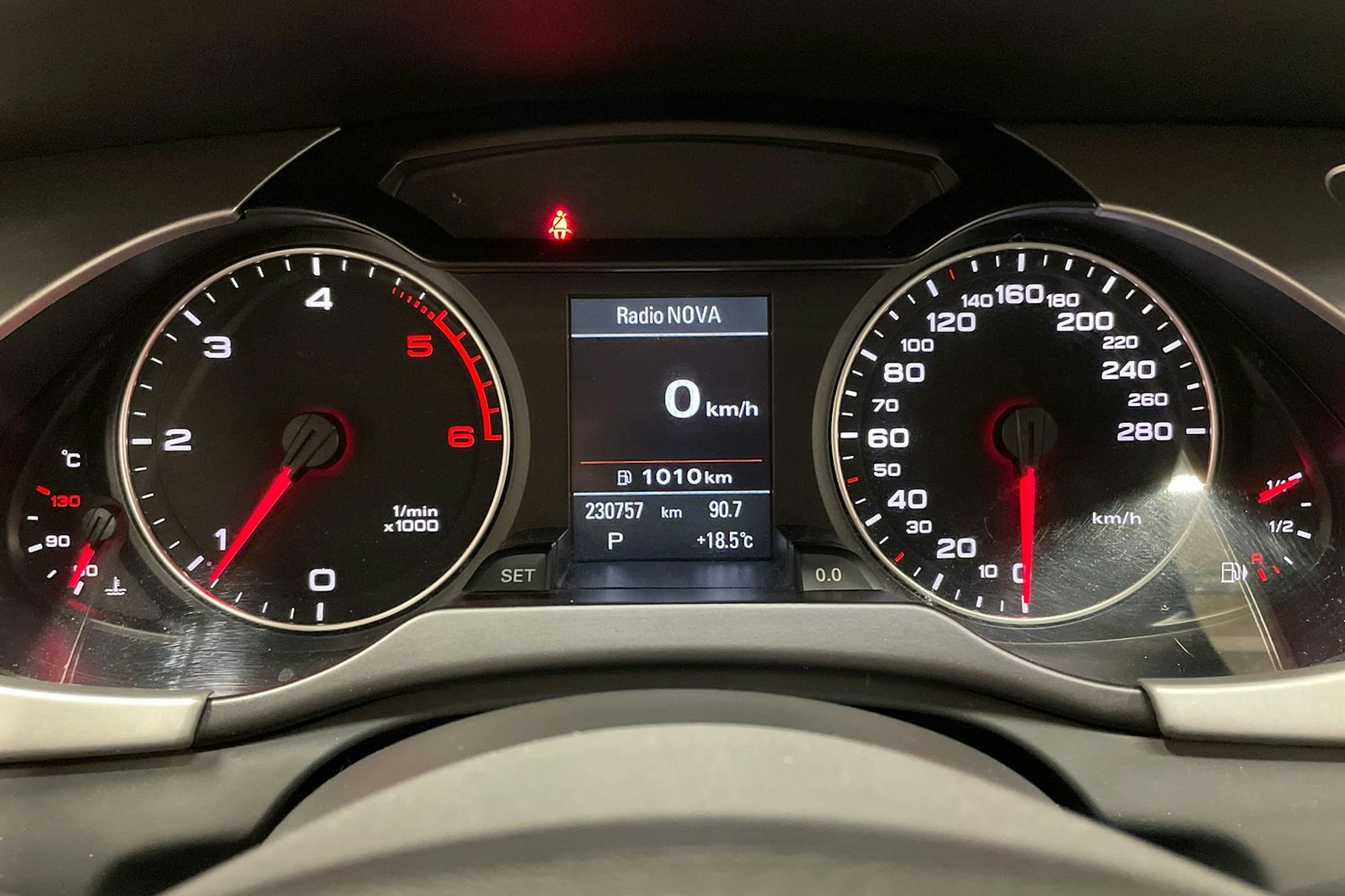 Harmaa Audi A4 2012 kuva 16.