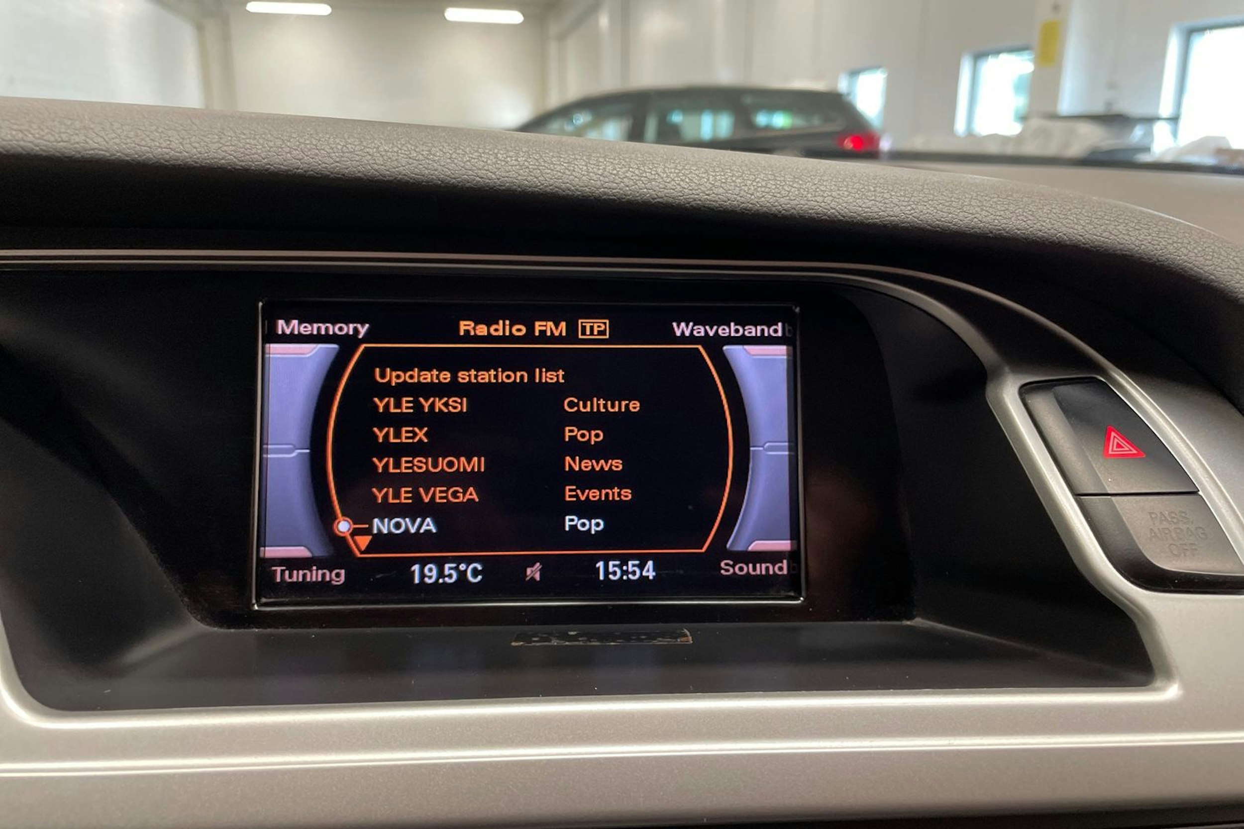 Harmaa Audi A4 2012 kuva 17.