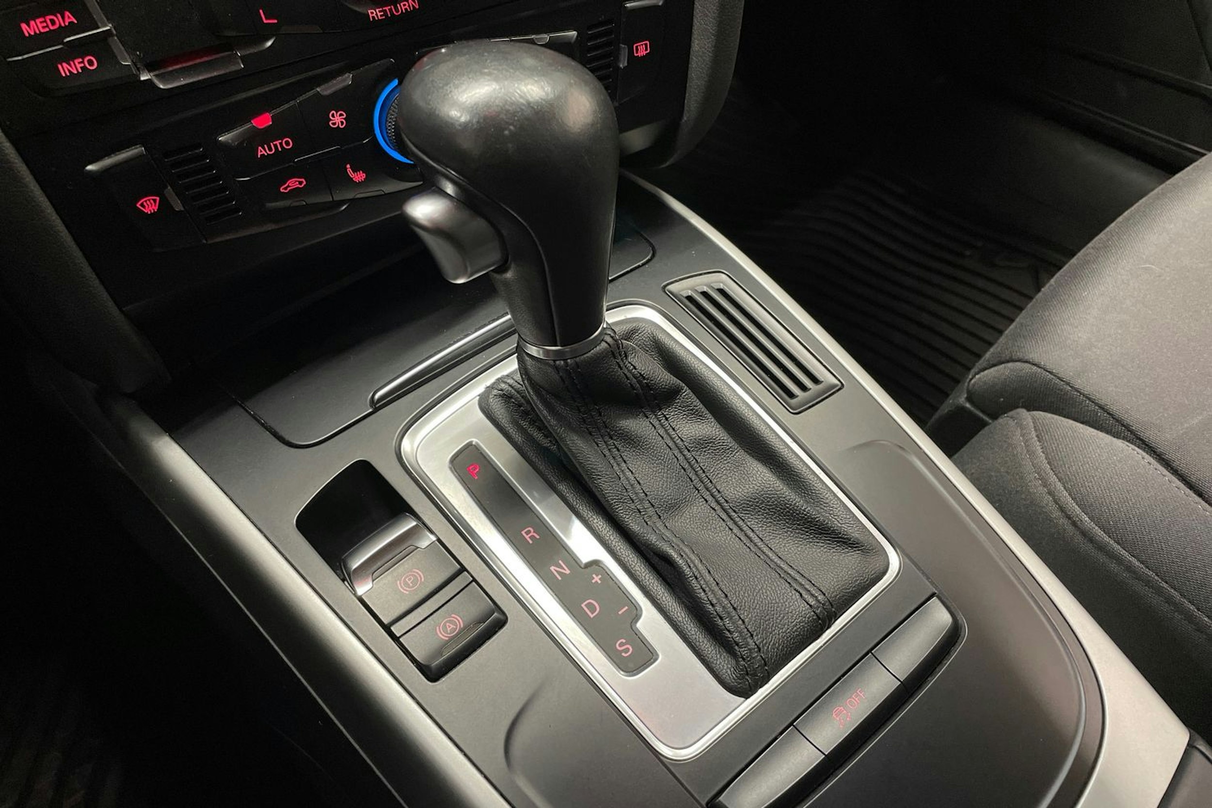 Harmaa Audi A4 2012 kuva 21.