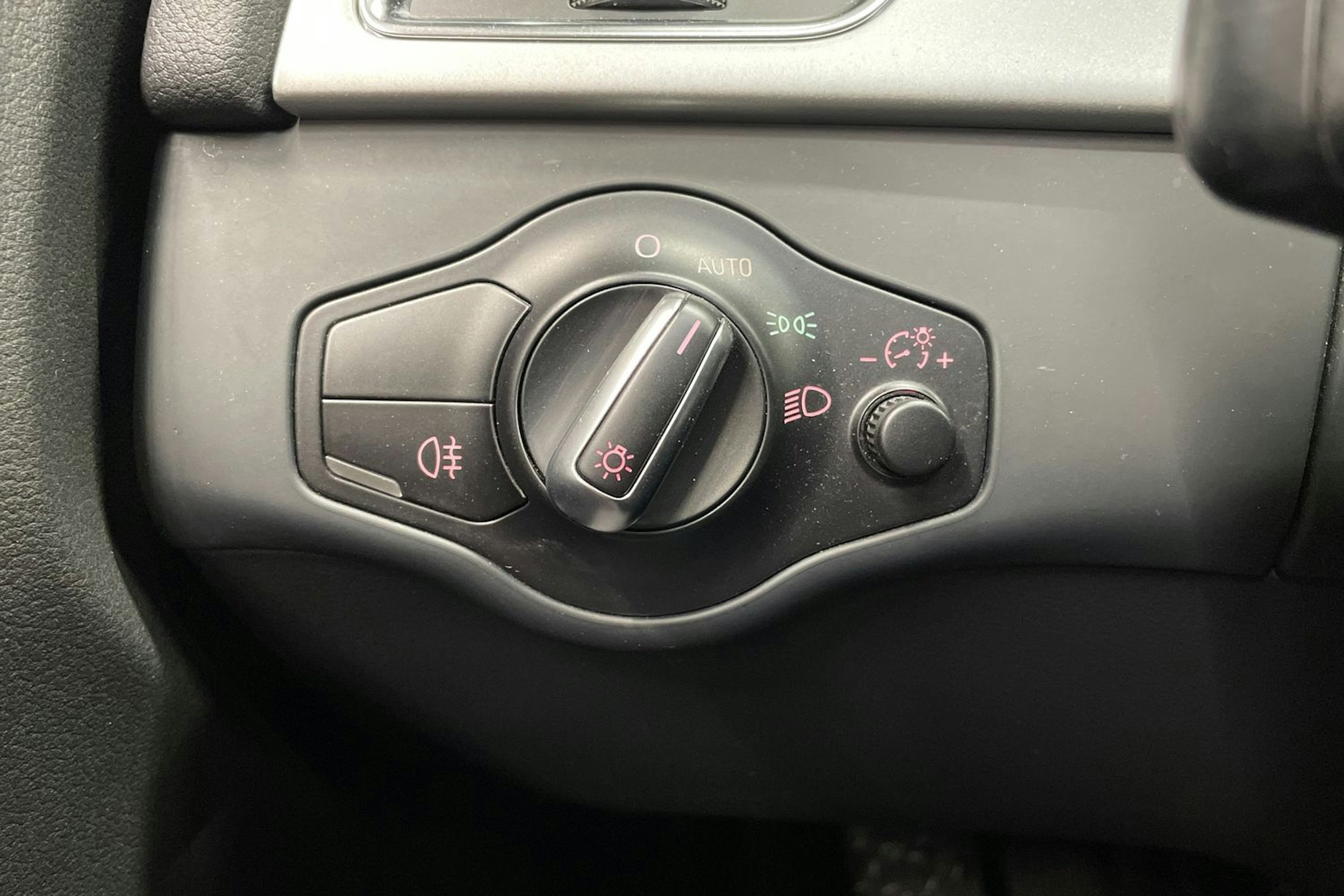 Harmaa Audi A4 2012 kuva 23.