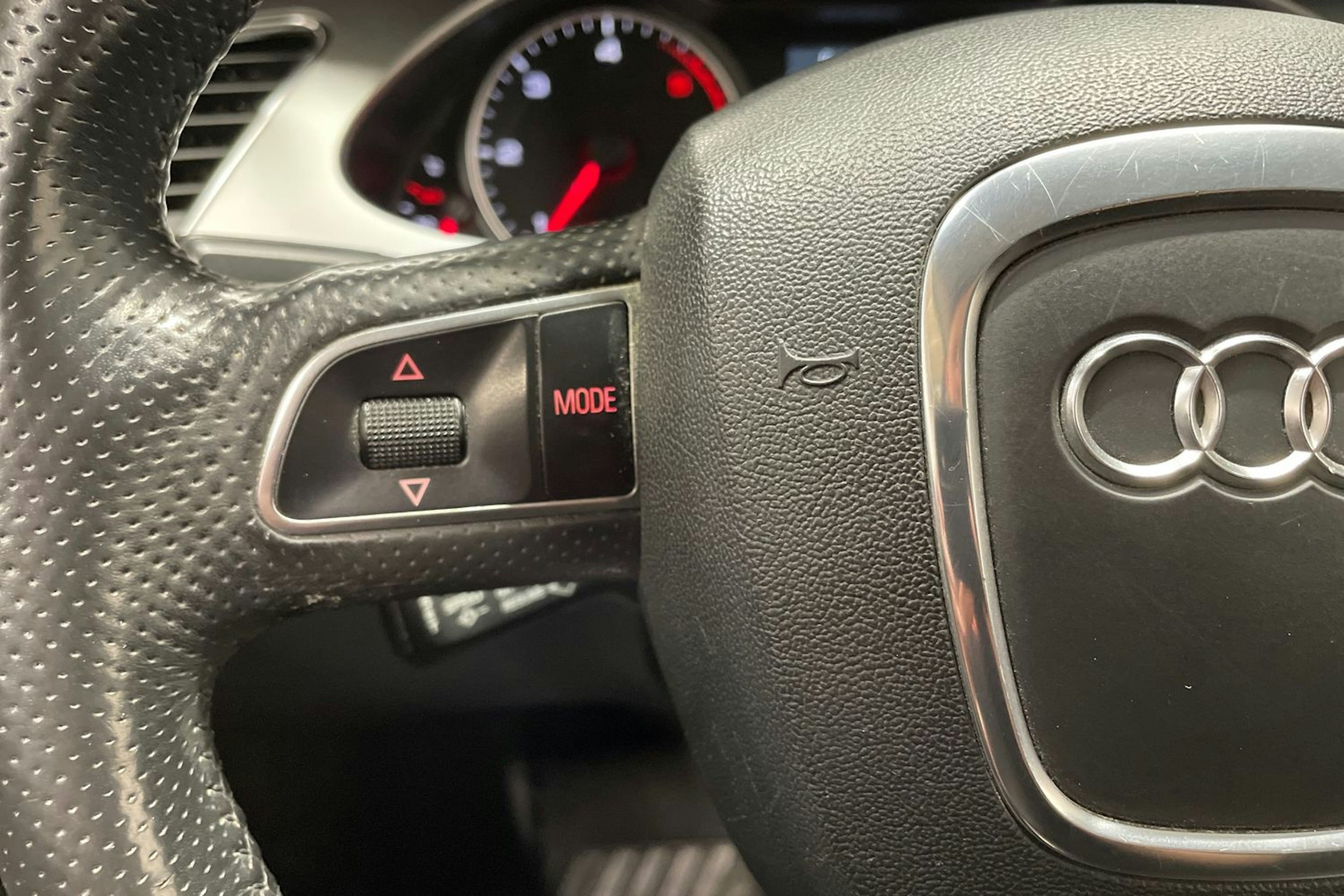 Harmaa Audi A4 2012 kuva 24.