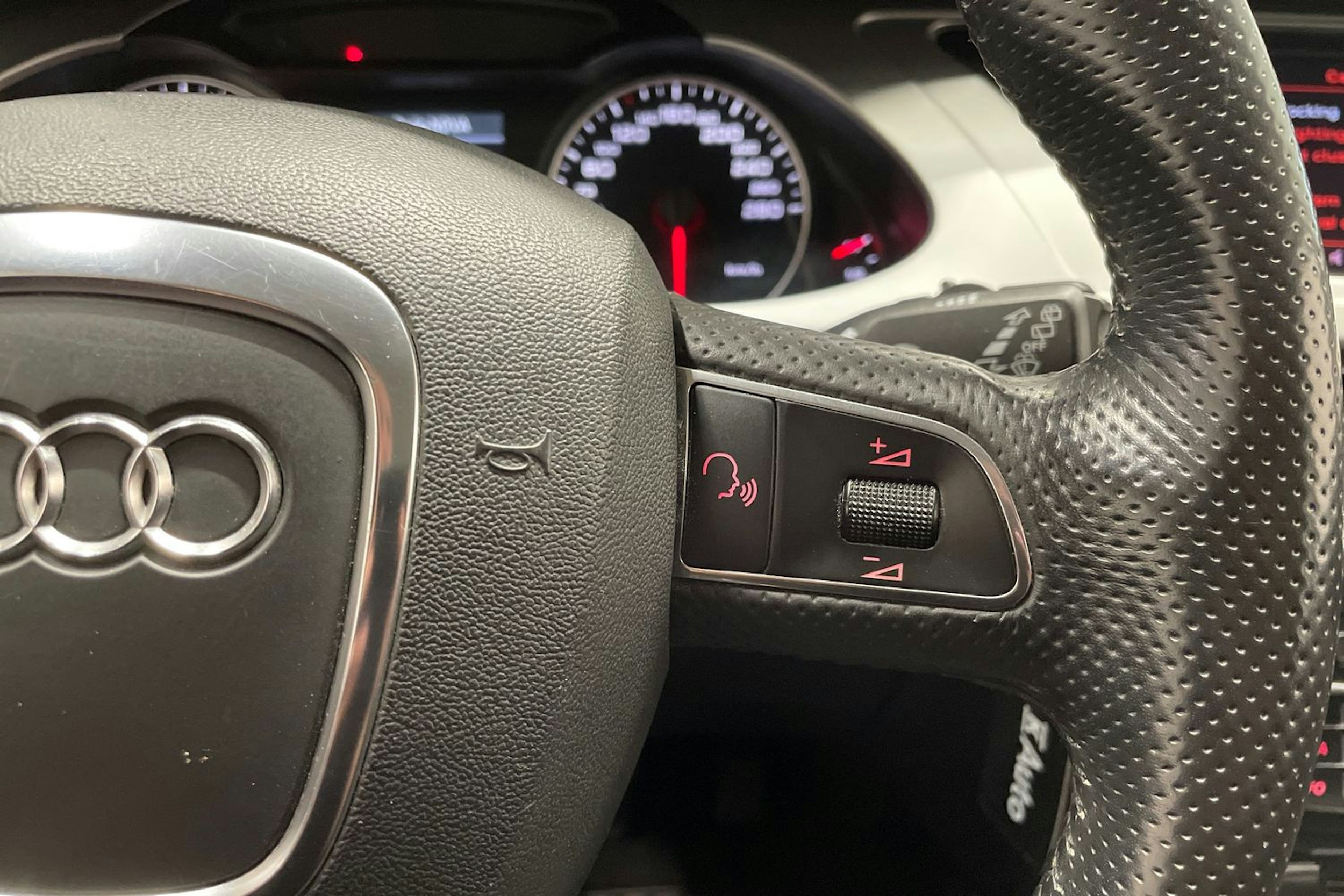 Harmaa Audi A4 2012 kuva 25.