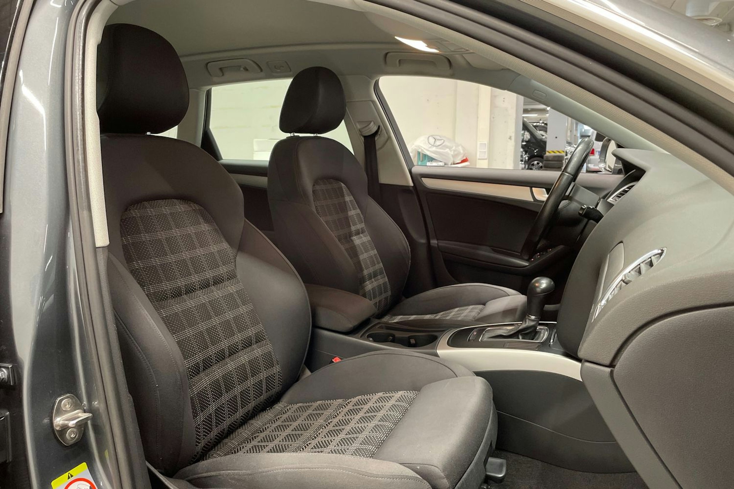 Harmaa Audi A4 2012 kuva 27.