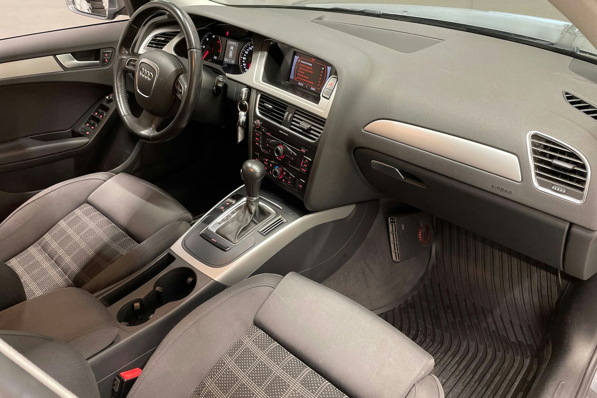 Harmaa Audi A4 2012 kuva 28.