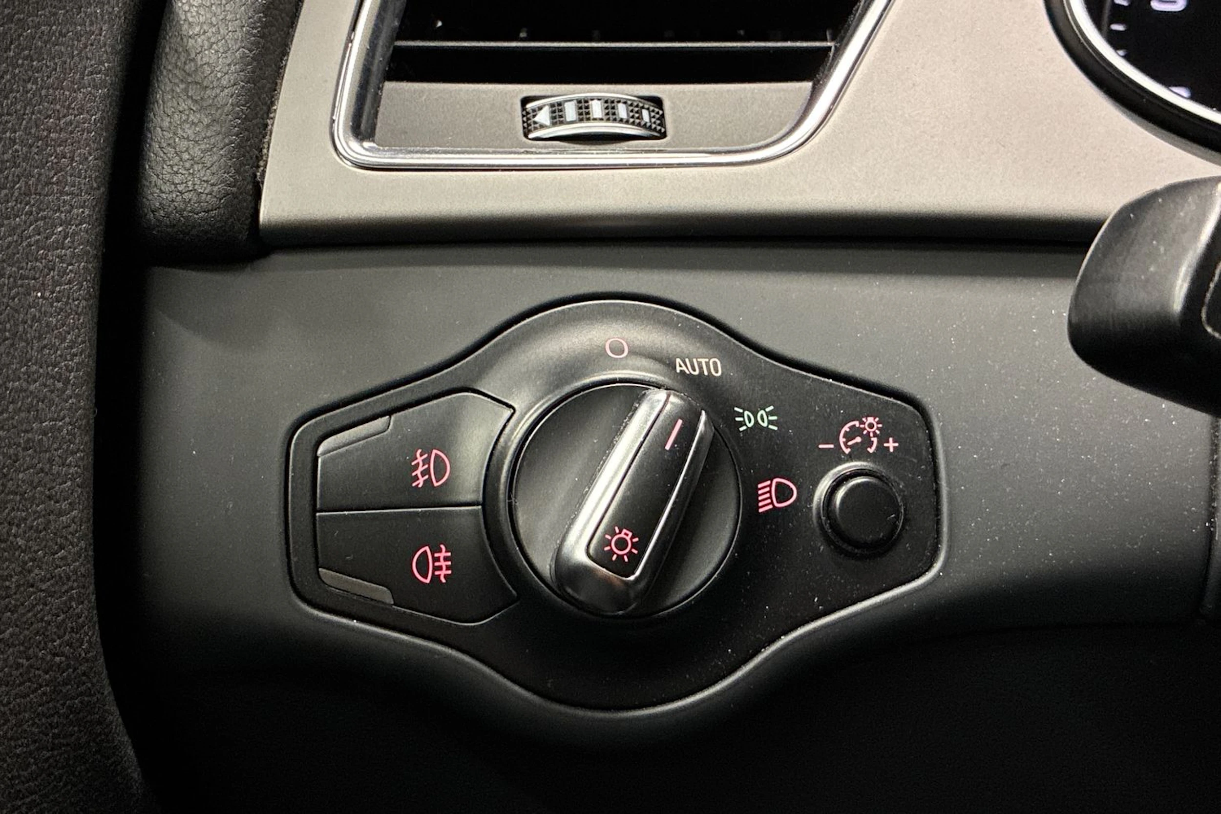hopea Audi A4 2013 kuva 16.