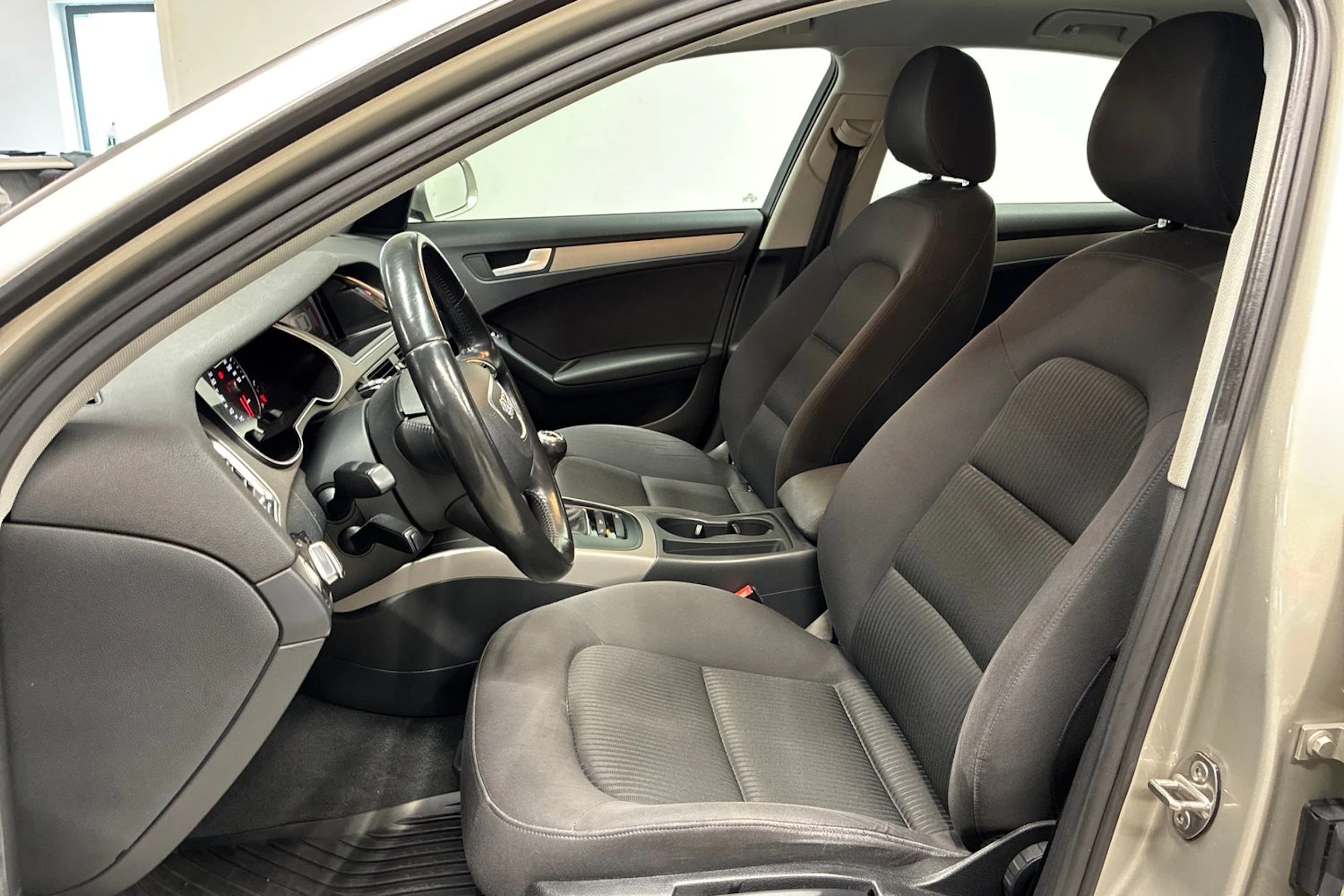 hopea Audi A4 2013 kuva 22.