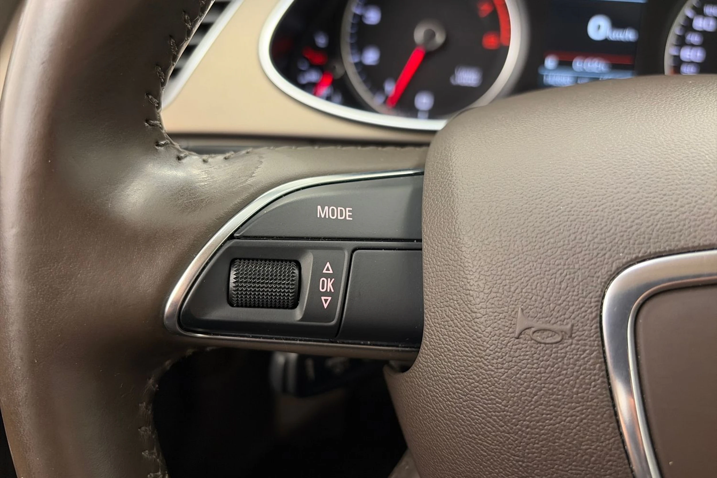 ruskea (beige) Audi A4 2013 kuva 14.