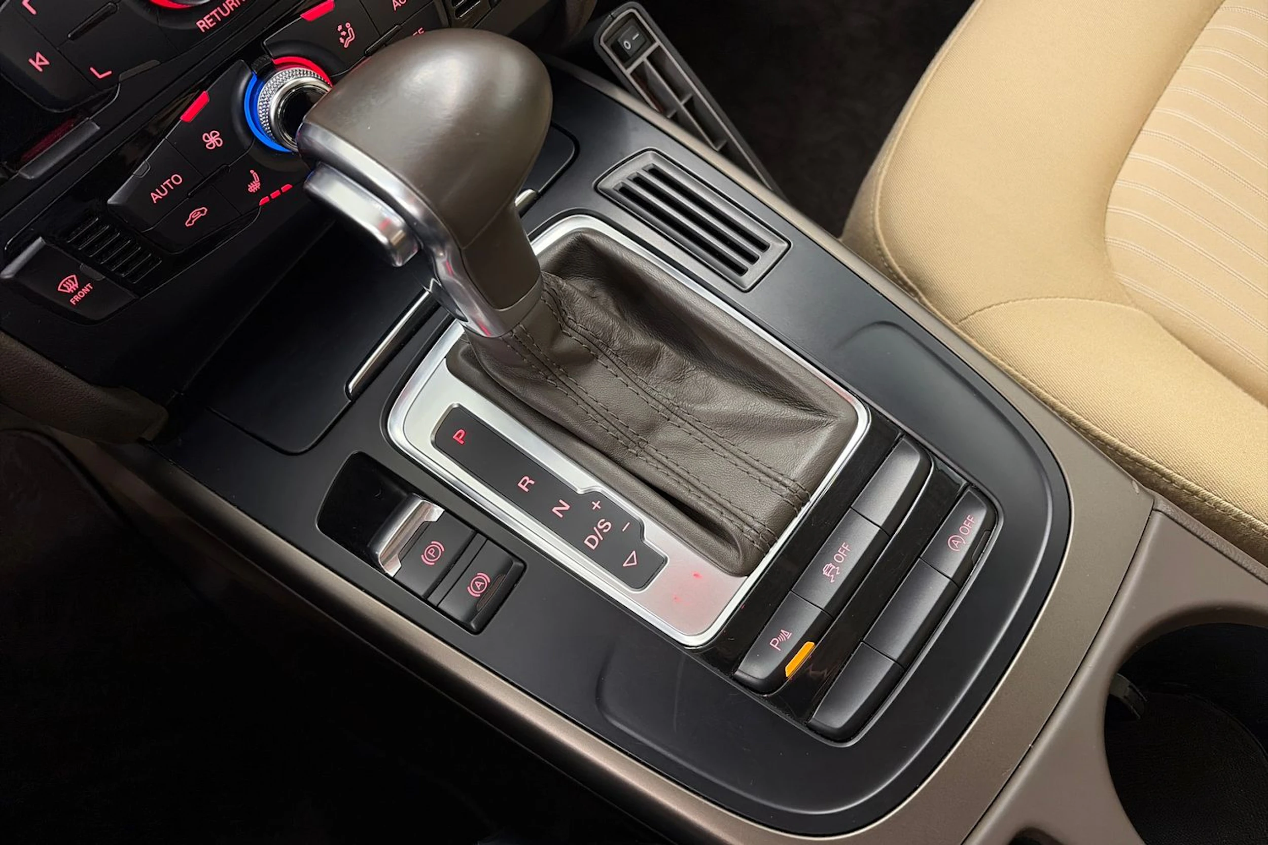 ruskea (beige) Audi A4 2013 kuva 21.