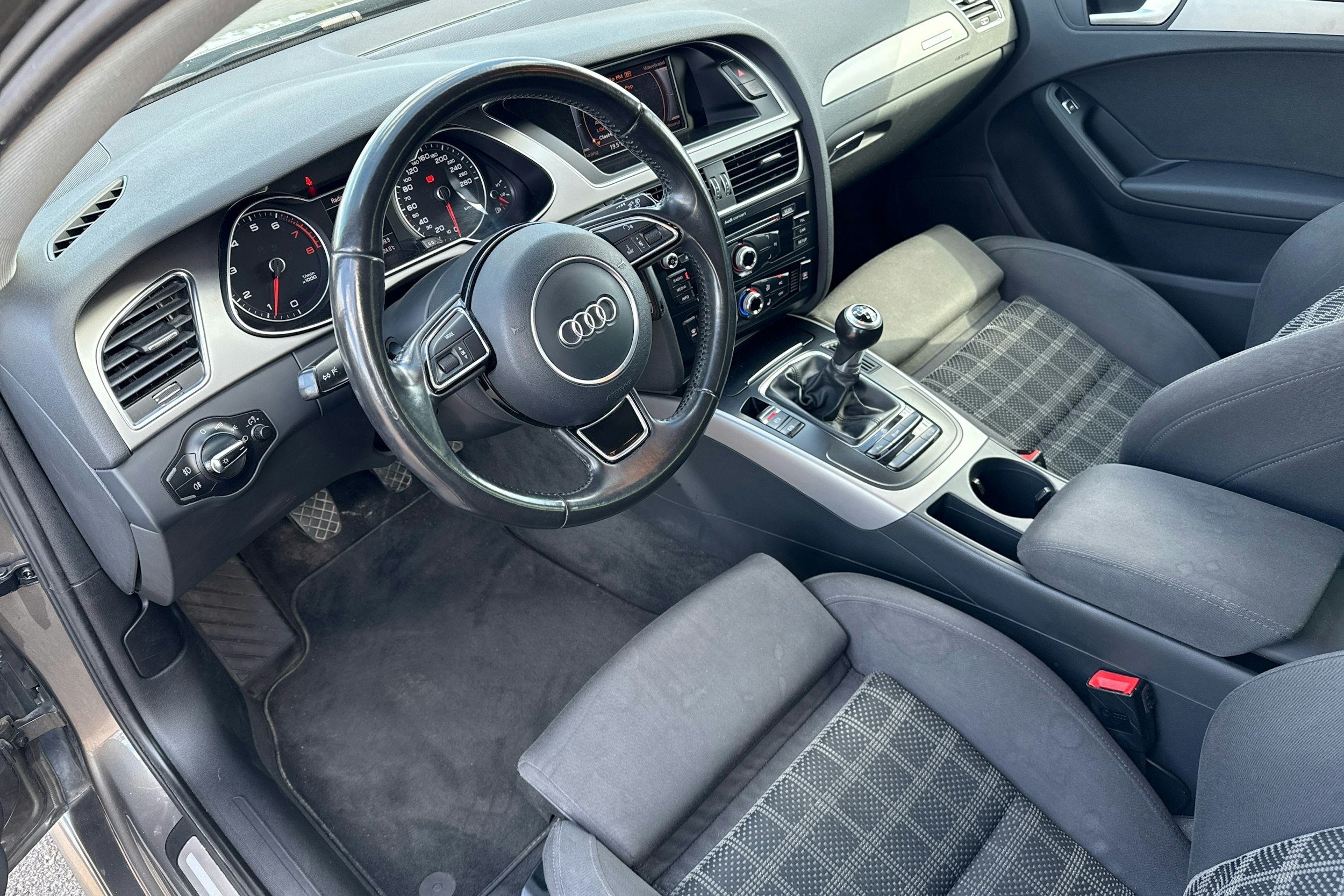 harmaa Audi A4 2013 kuva 6.