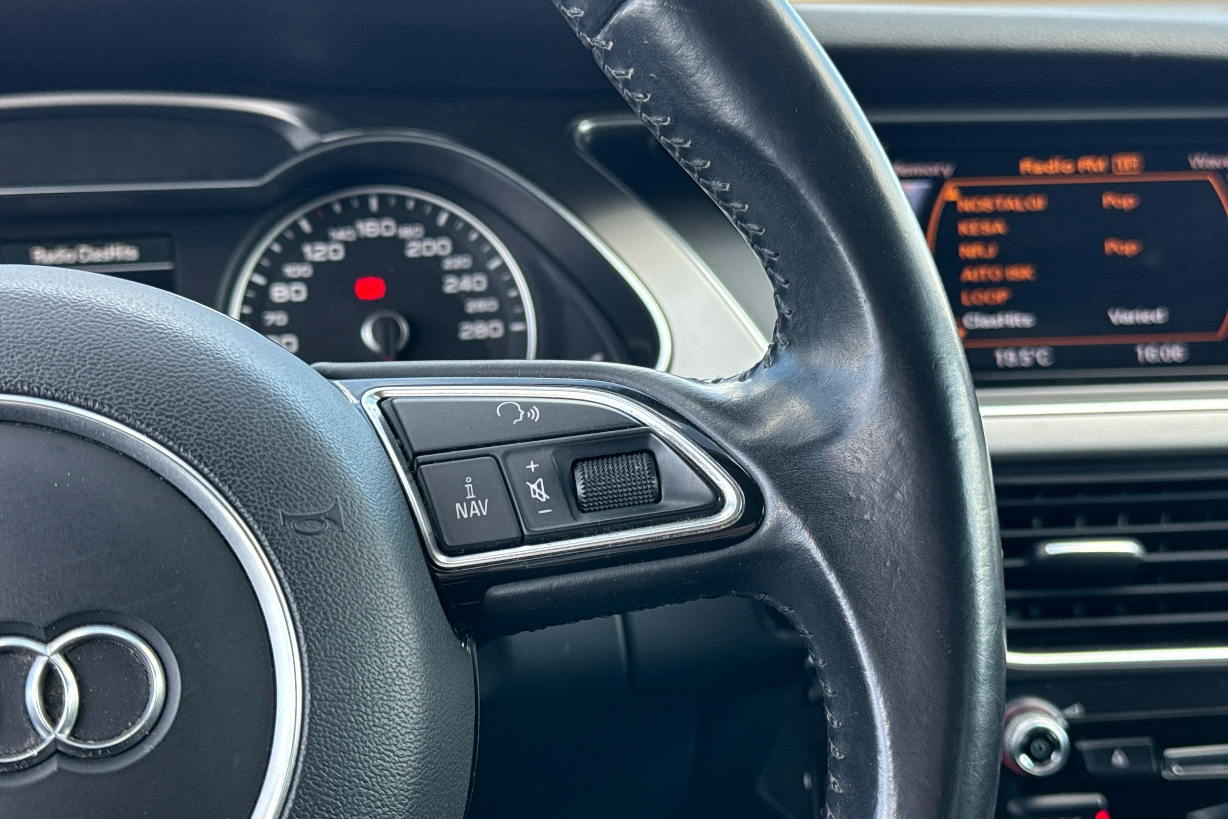 harmaa Audi A4 2013 kuva 13.