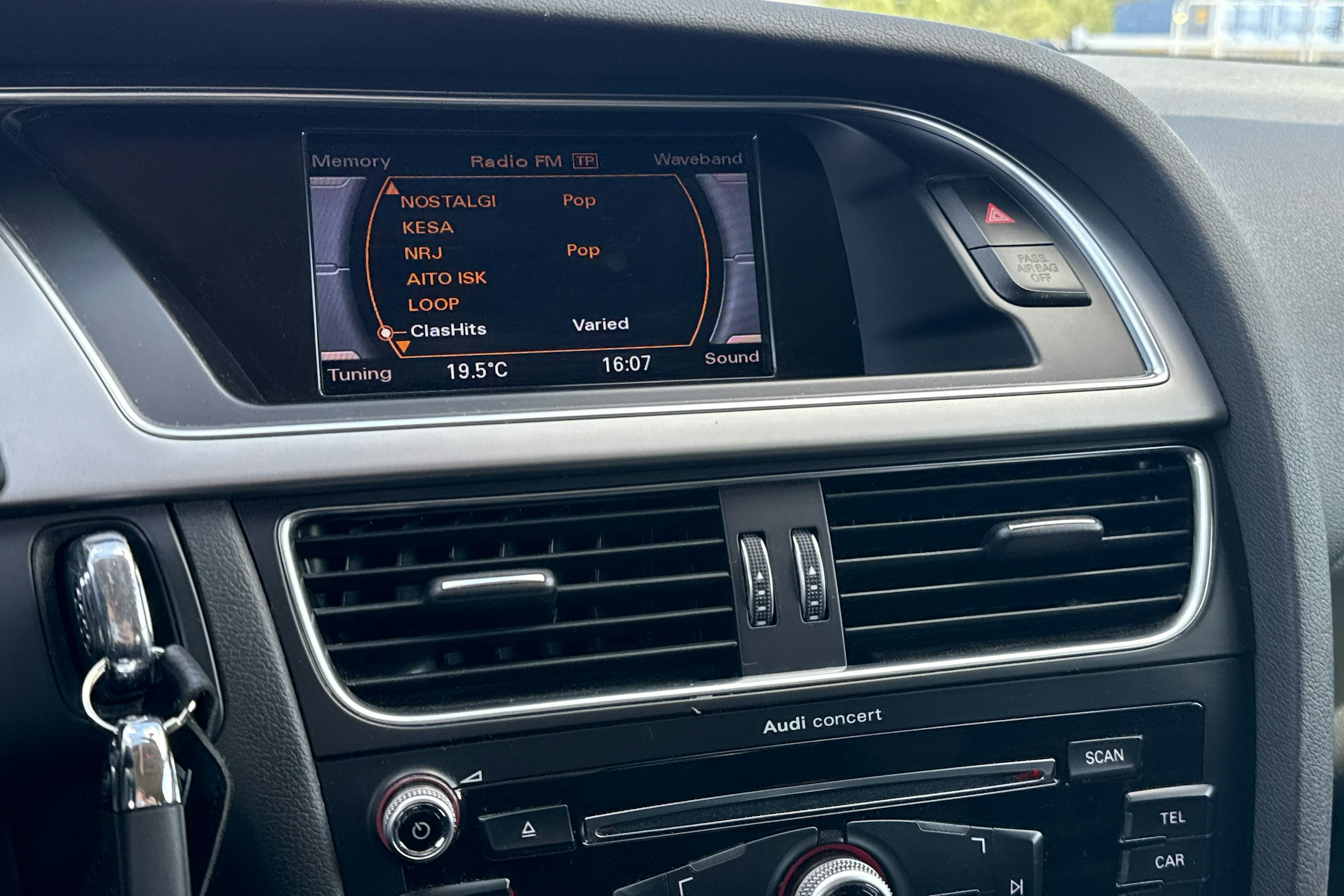 harmaa Audi A4 2013 kuva 14.