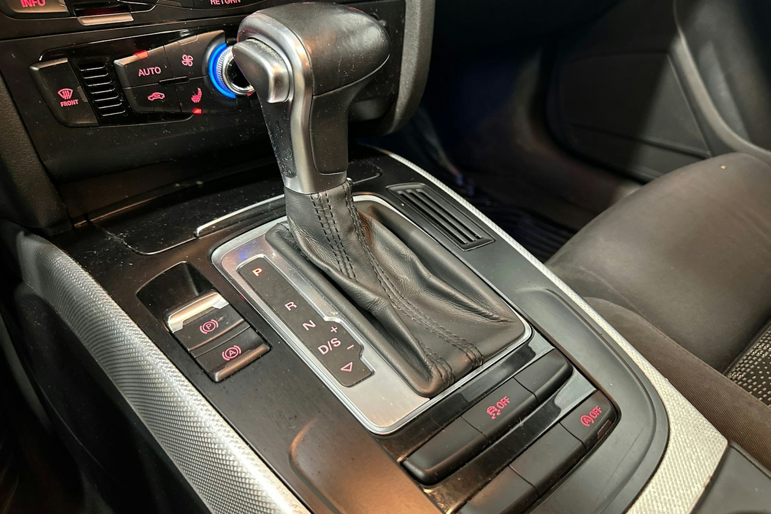 harmaa Audi A4 2013 kuva 15.