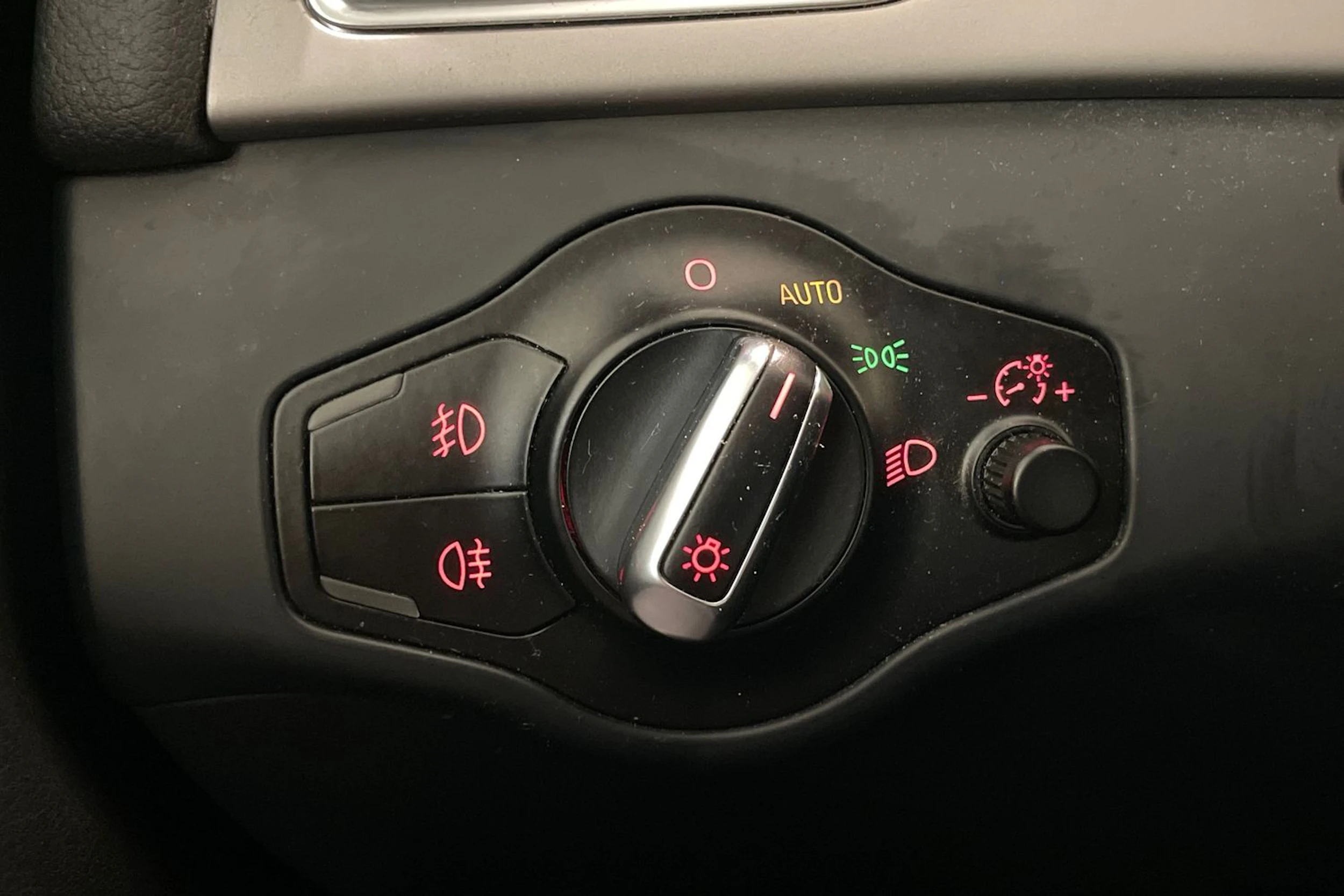 Valkoinen Audi A4 2013 kuva 16.