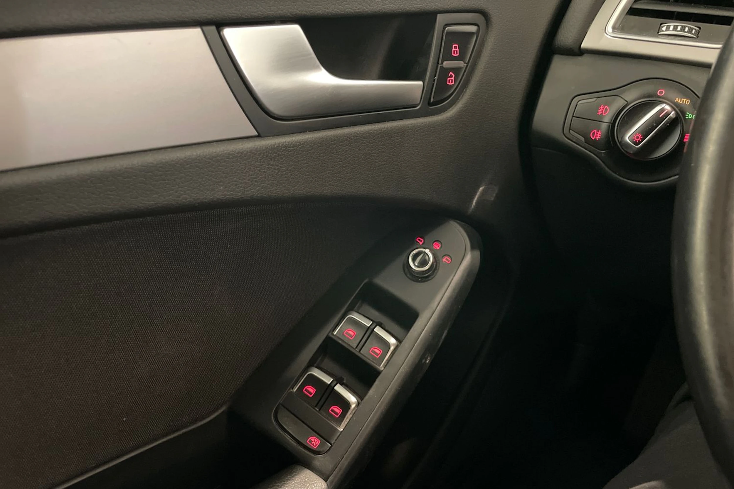 Valkoinen Audi A4 2013 kuva 17.