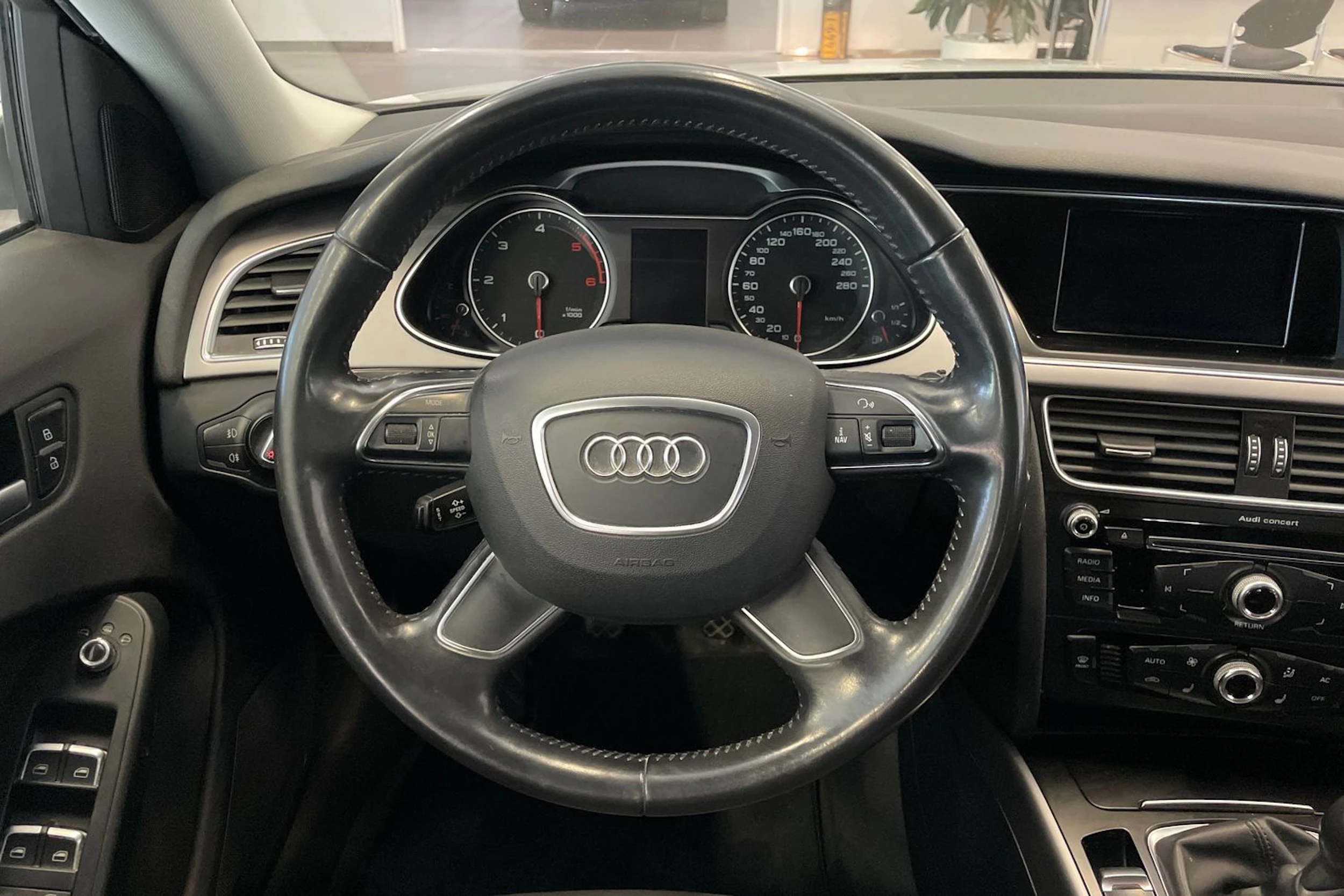 Valkoinen Audi A4 2013 kuva 19.