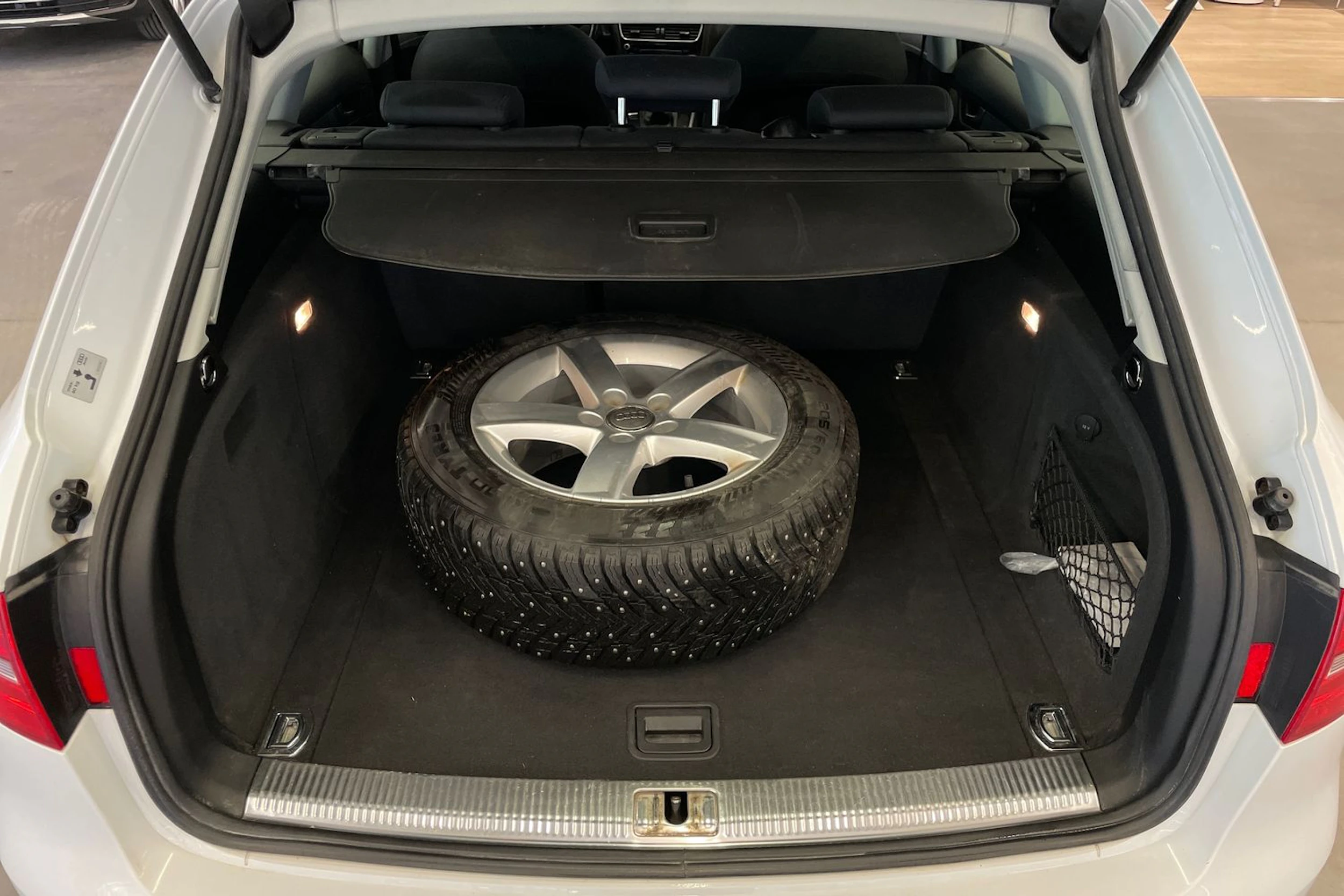 Valkoinen Audi A4 2013 kuva 21.
