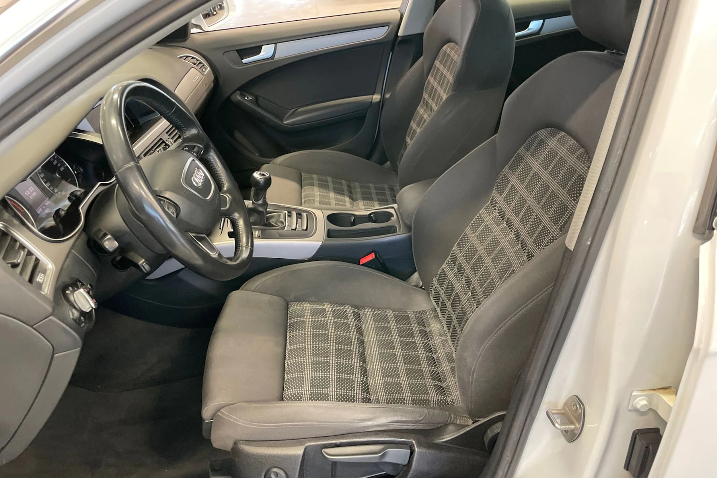 Valkoinen Audi A4 2013 kuva 22.