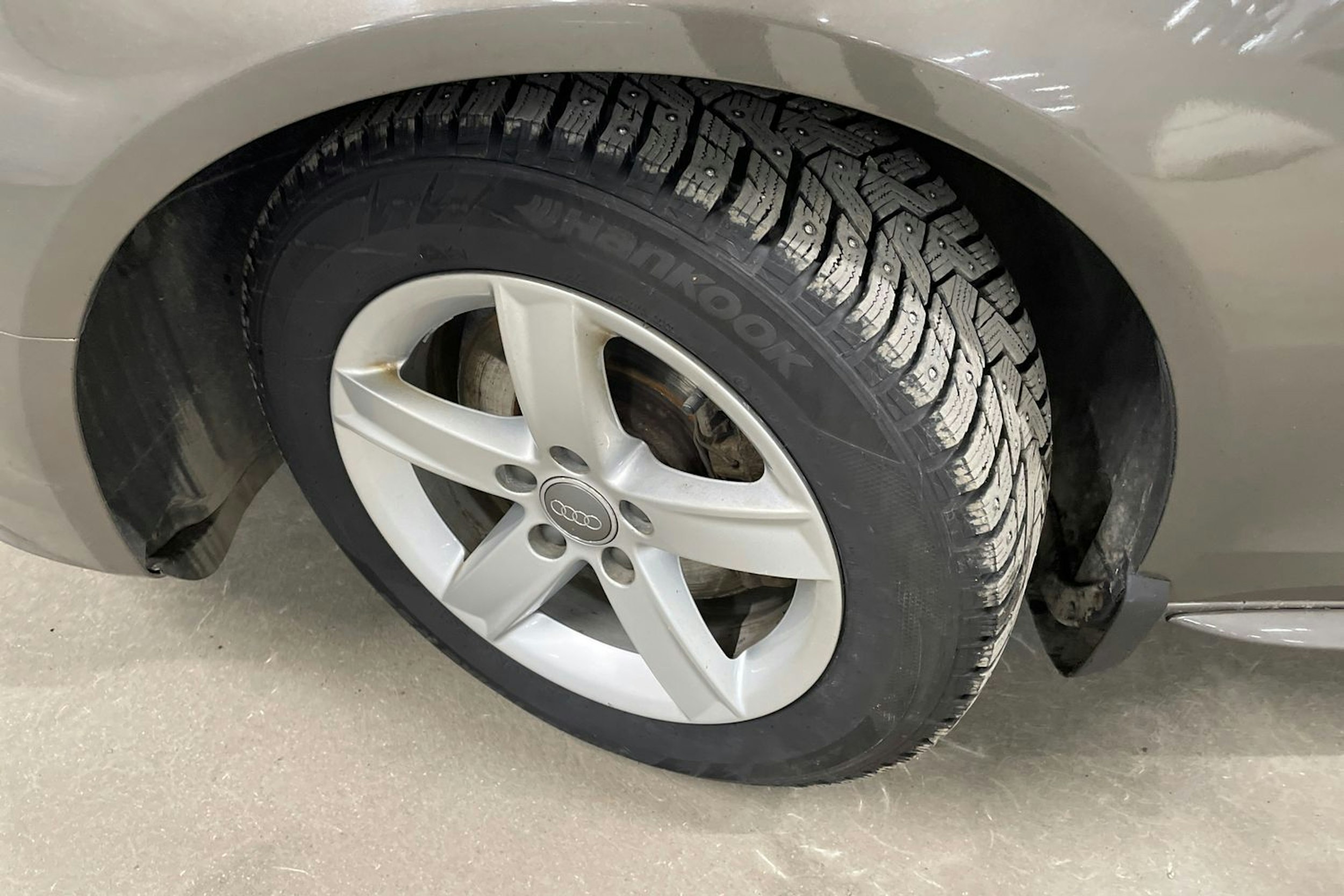 Harmaa Audi A4 2013 kuva 13.