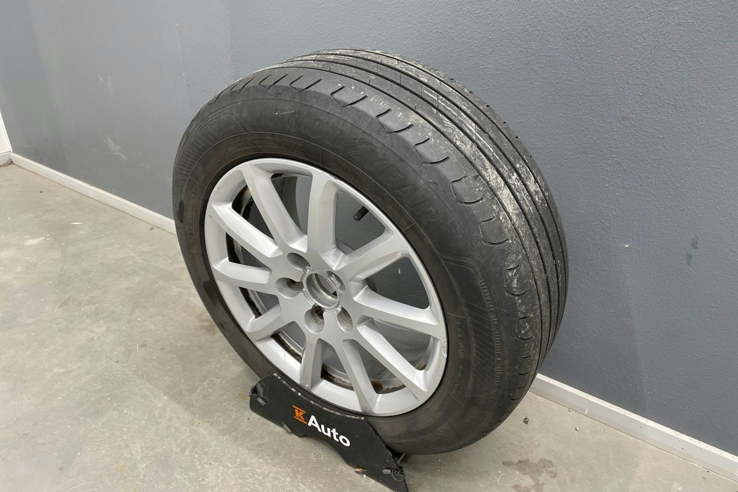 Harmaa Audi A4 2013 kuva 14.