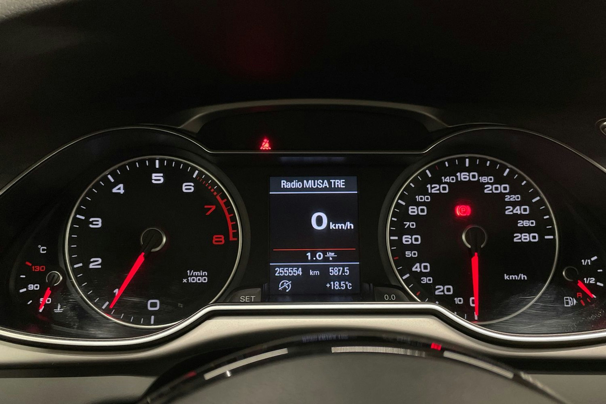 Harmaa Audi A4 2013 kuva 16.