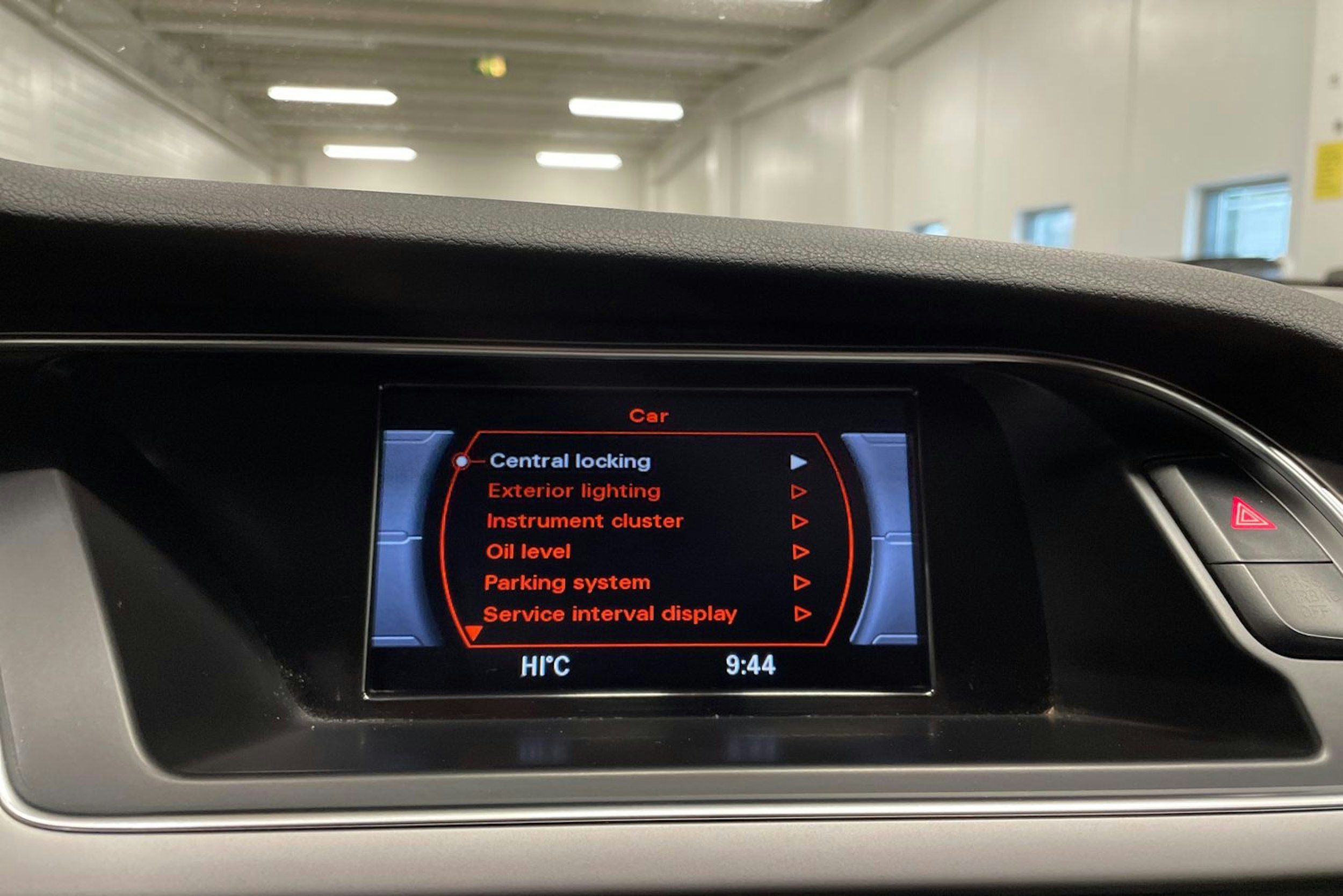 Harmaa Audi A4 2013 kuva 17.