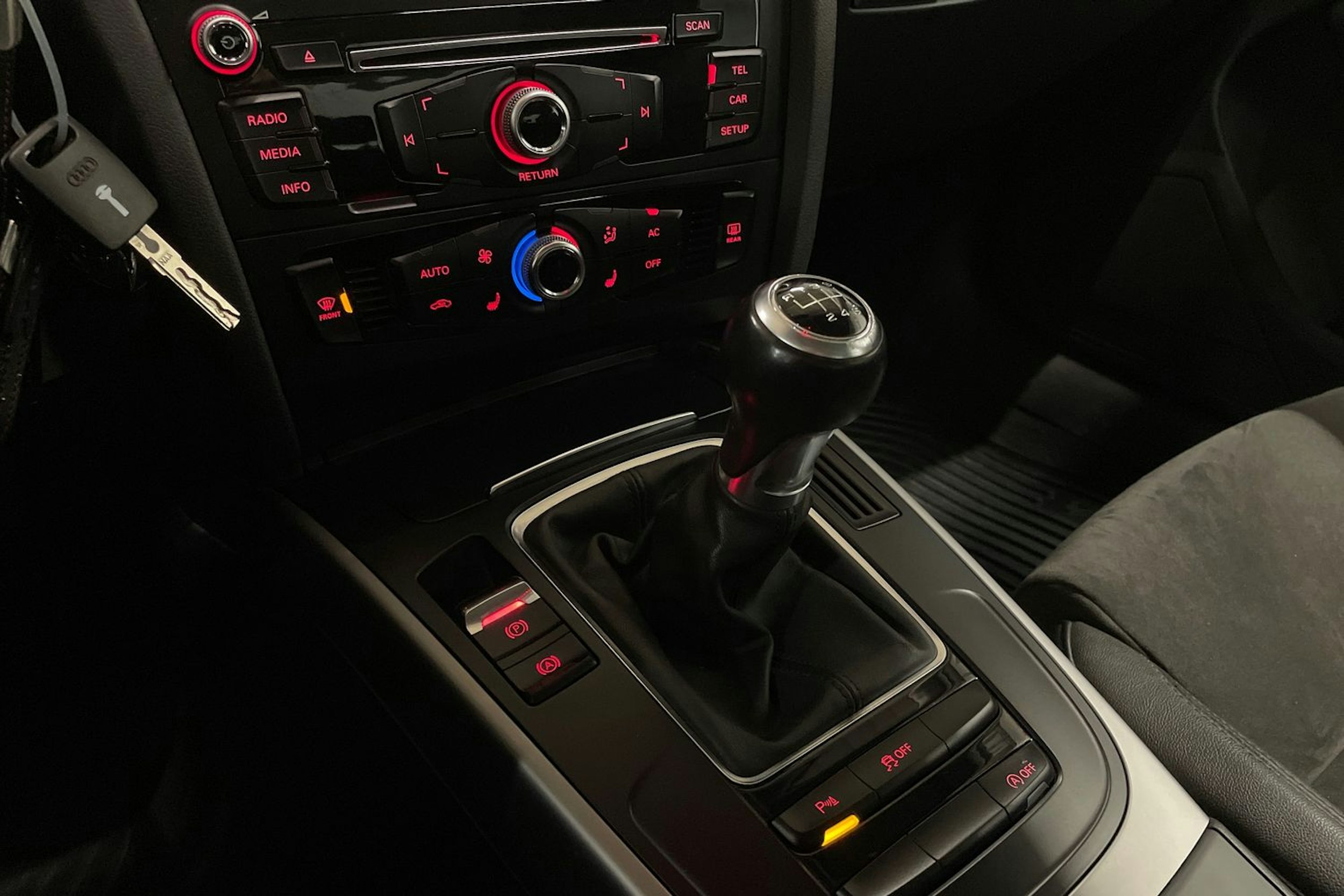 Harmaa Audi A4 2013 kuva 18.