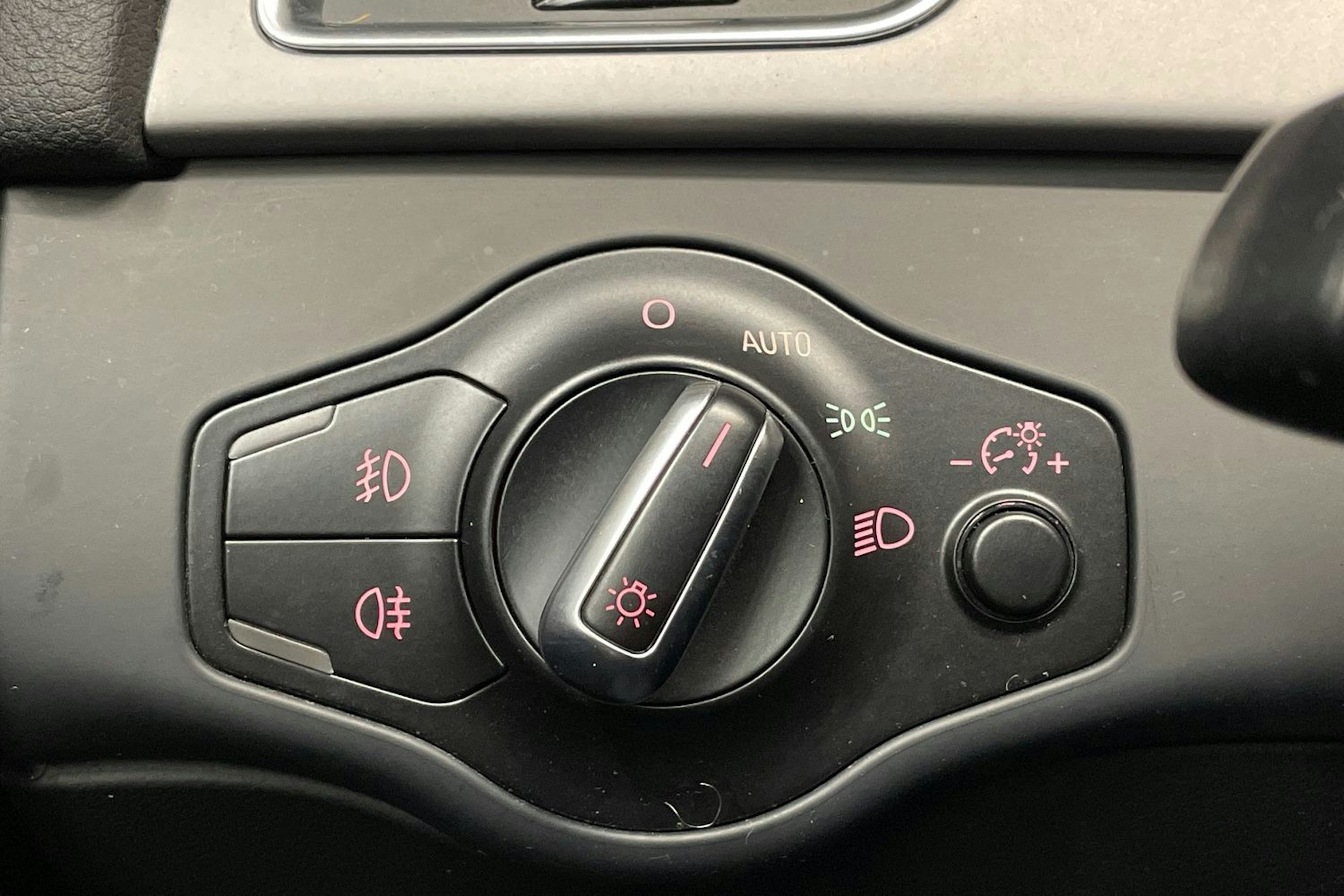 Harmaa Audi A4 2013 kuva 19.