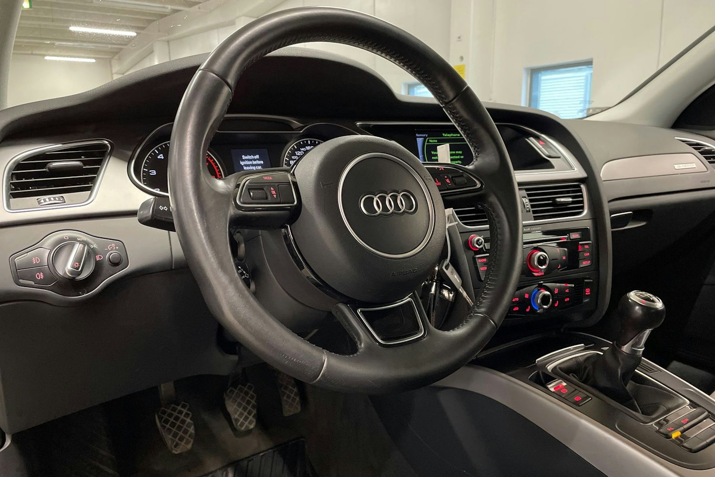 Harmaa Audi A4 2013 kuva 23.