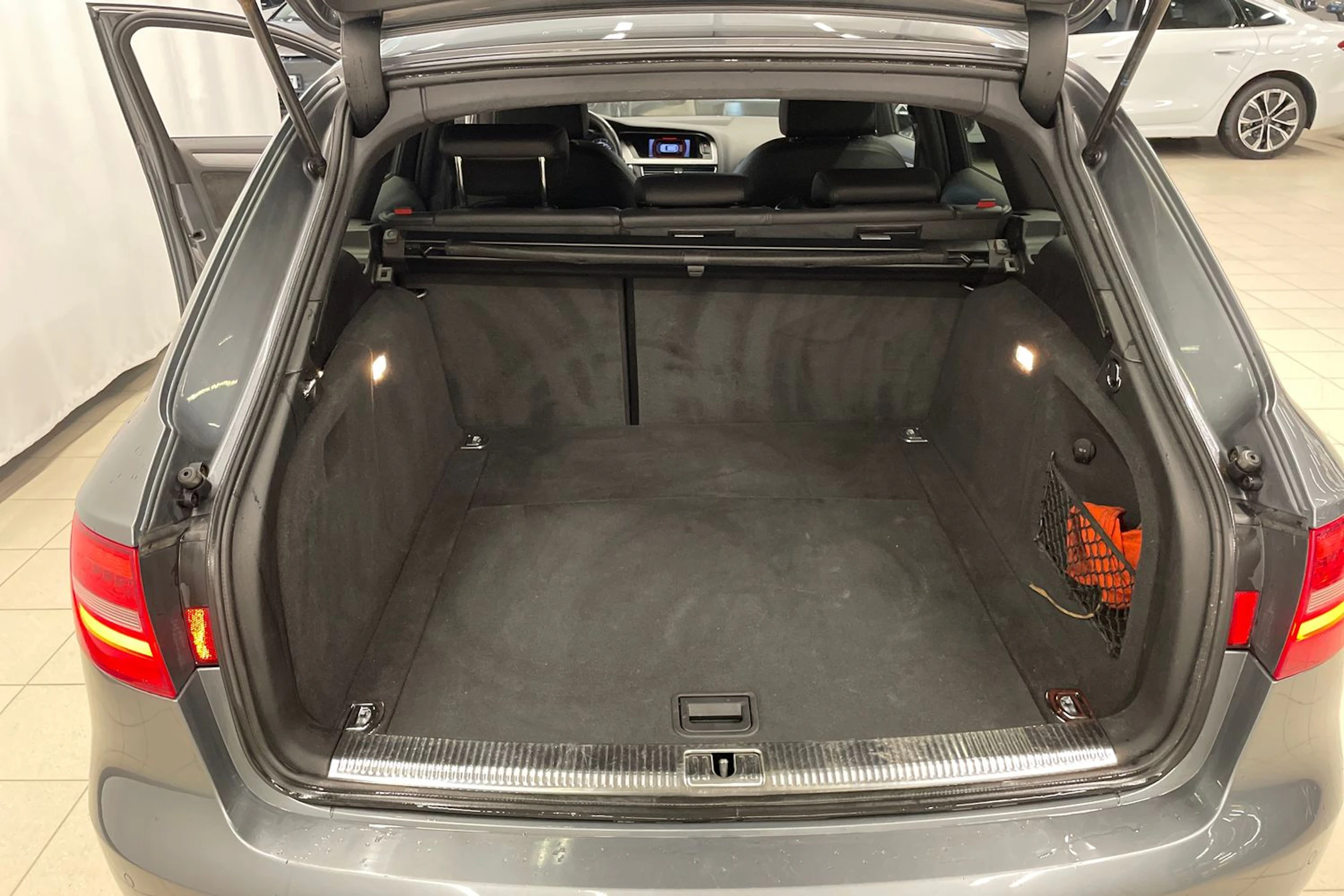 Harmaa Audi A4 2013 kuva 16.