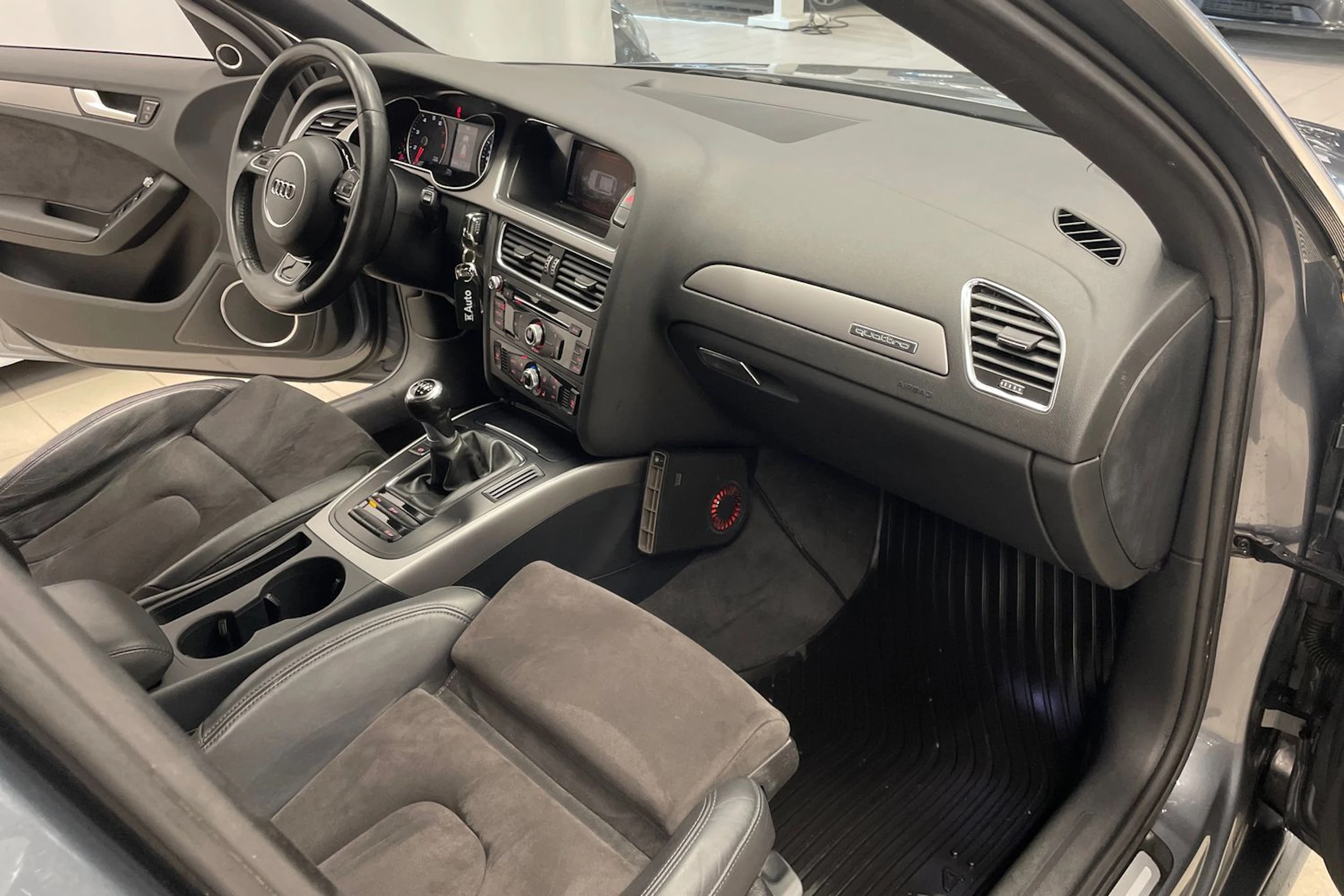 Harmaa Audi A4 2013 kuva 19.