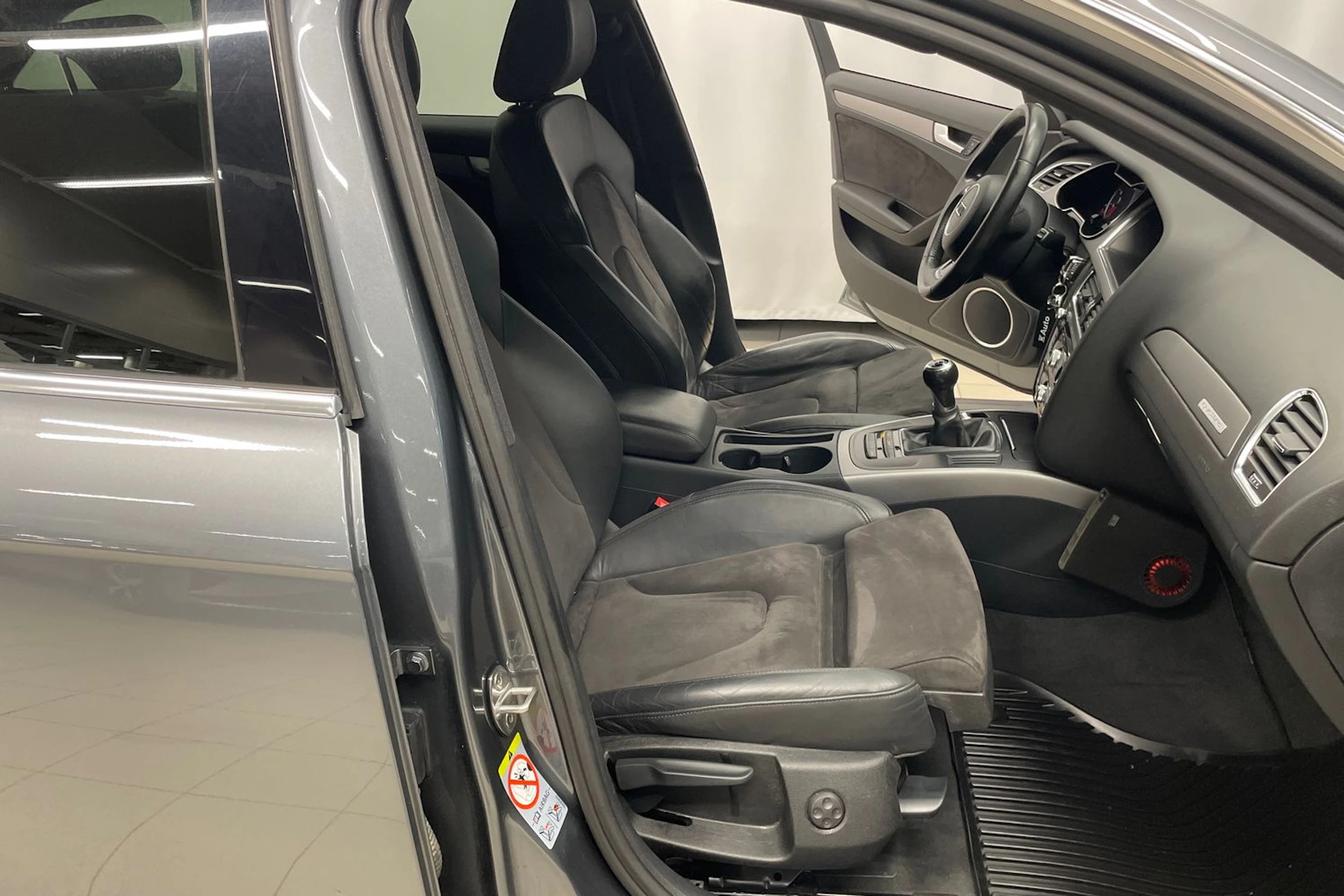 Harmaa Audi A4 2013 kuva 20.