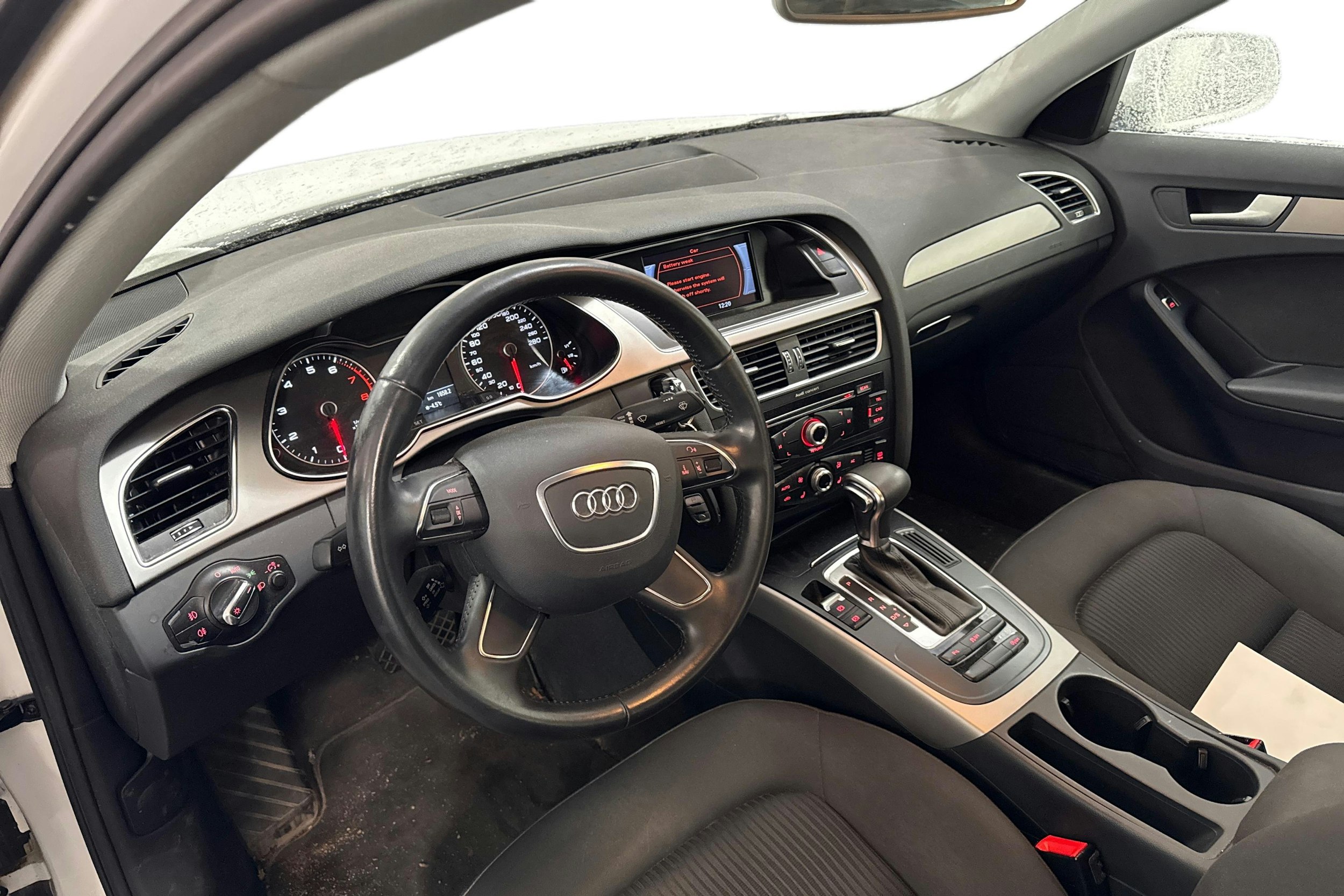 Valkoinen Audi A4 2013 kuva 3.