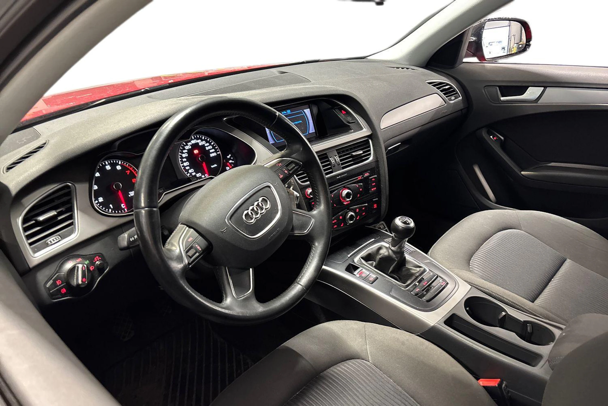 punainen Audi A4 2013 kuva 3.