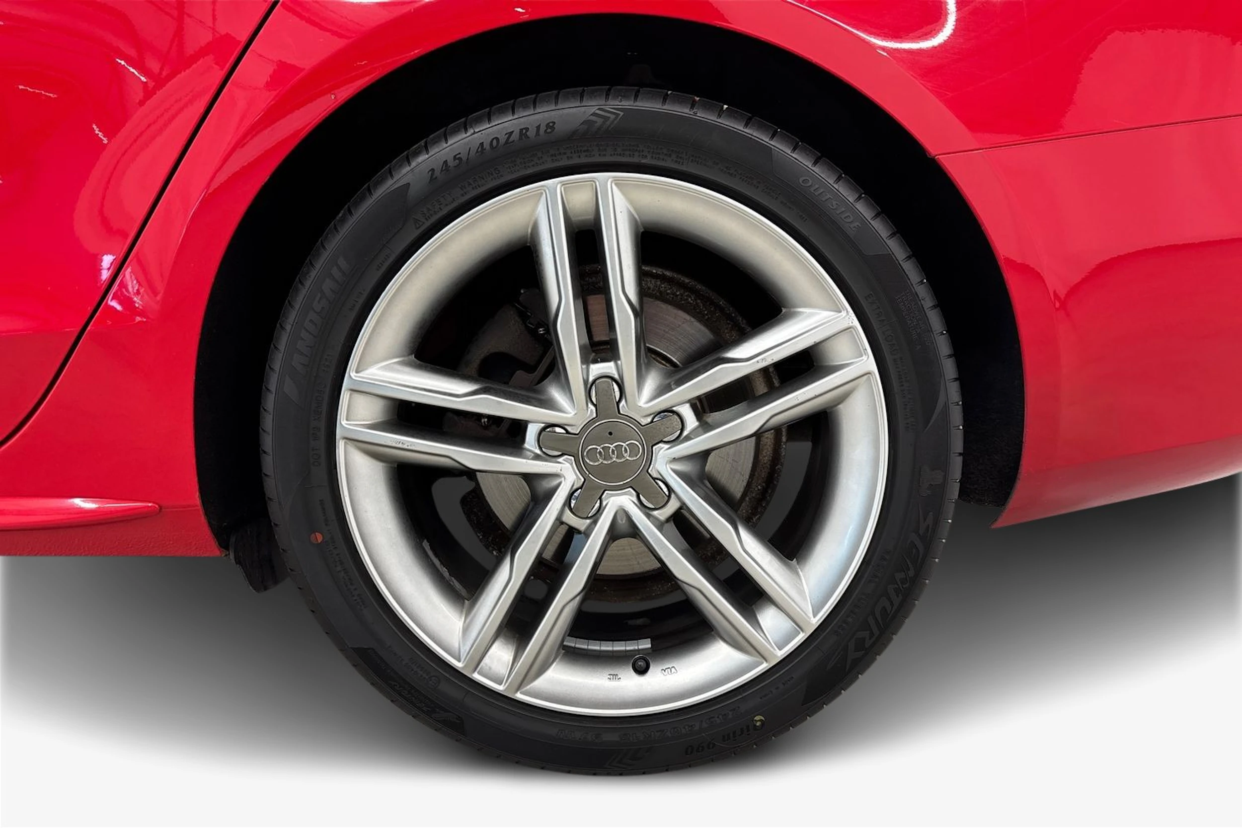 punainen Audi A4 2013 kuva 9.