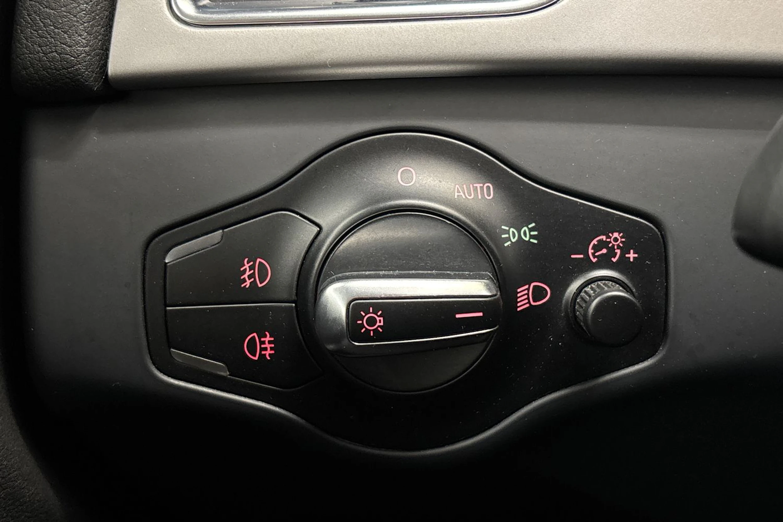punainen Audi A4 2013 kuva 15.